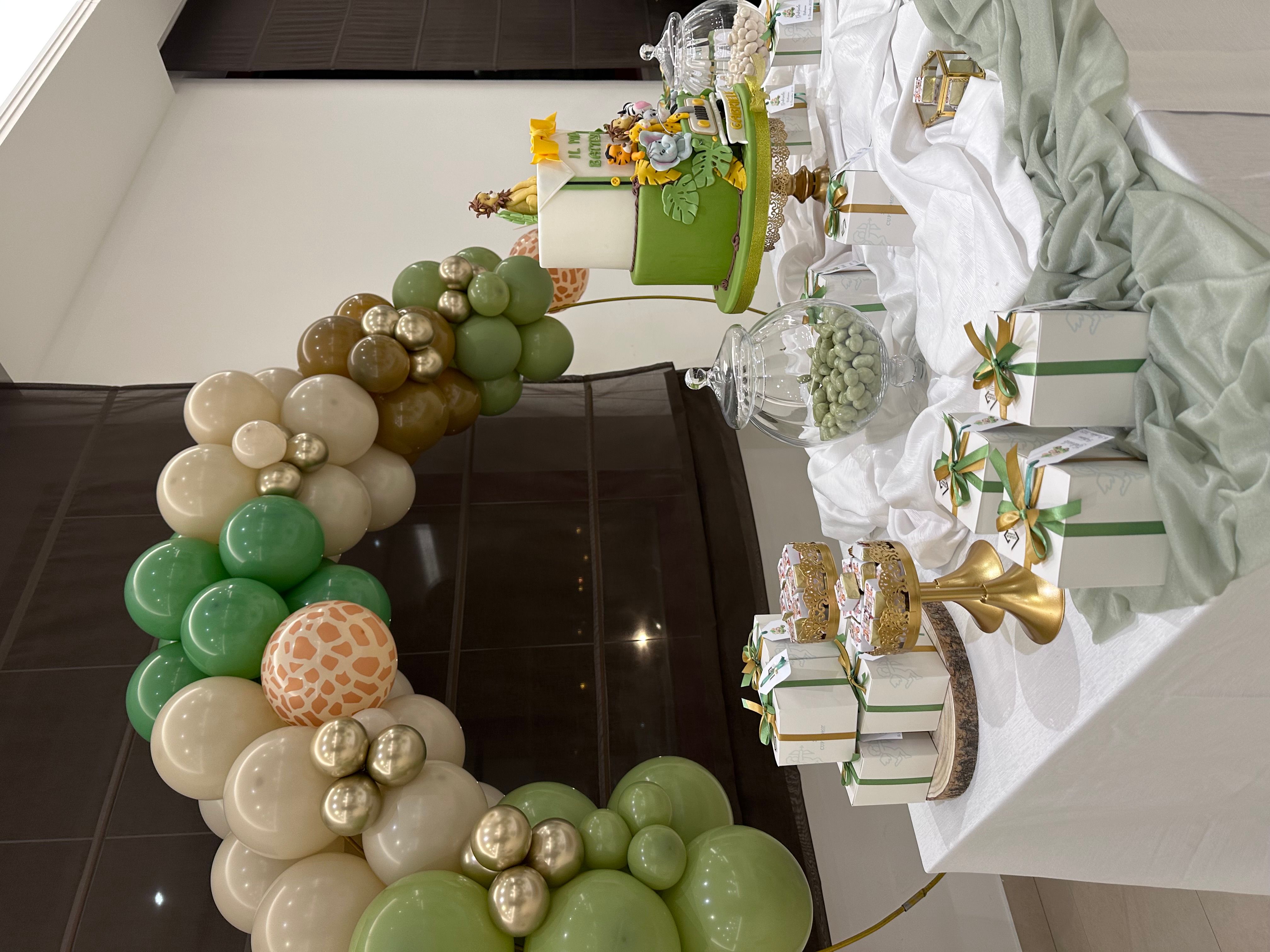 Allestimento Battesimo Tema Safari Elegante Verde e Oro – Balloon Arch Organico e Torta Scenografica Personalizzata