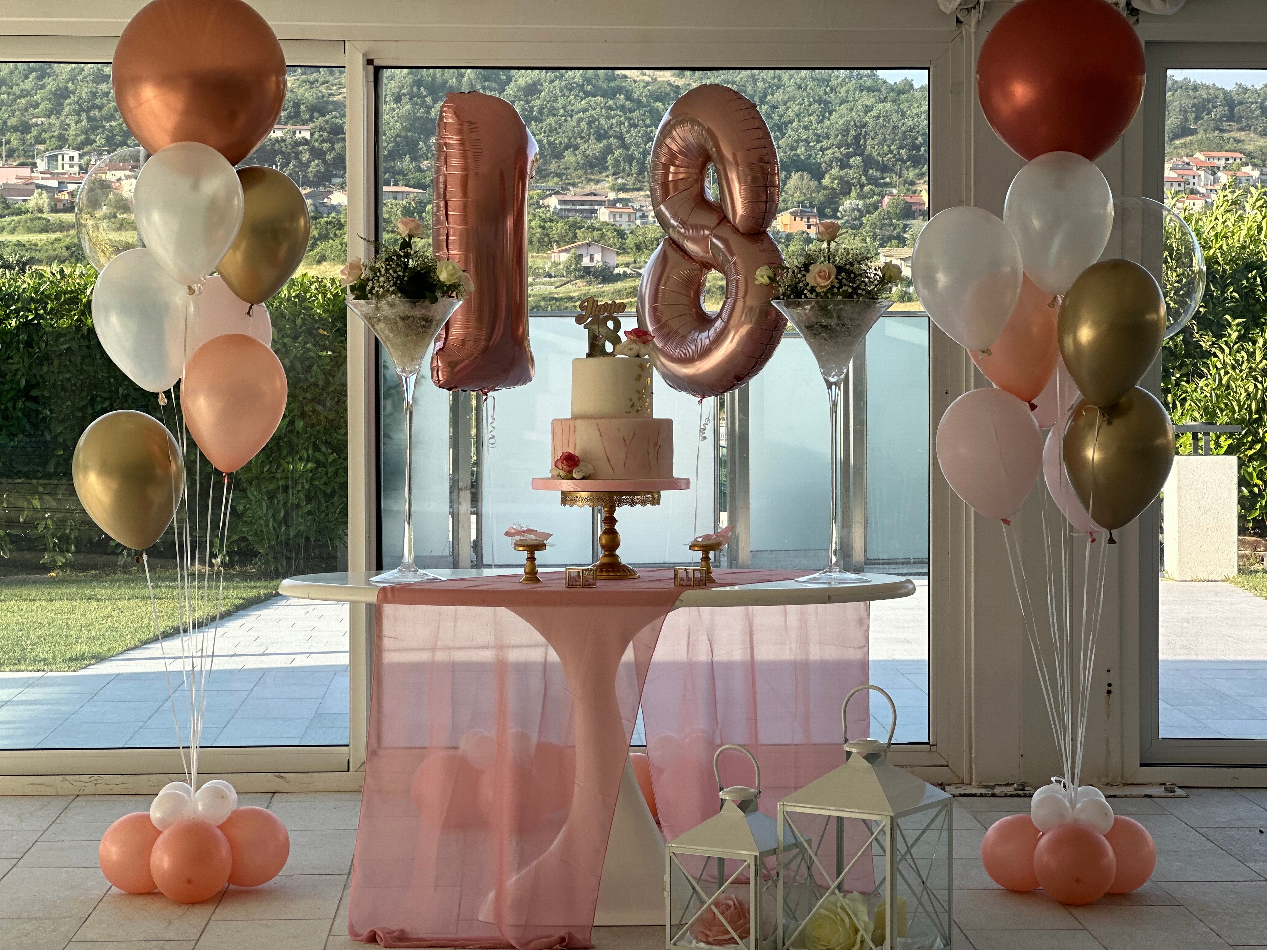 Allestimento 18 Anni Rosa Cipria e Oro Rosé – Sweet Table Elegante con Balloon Bouquet