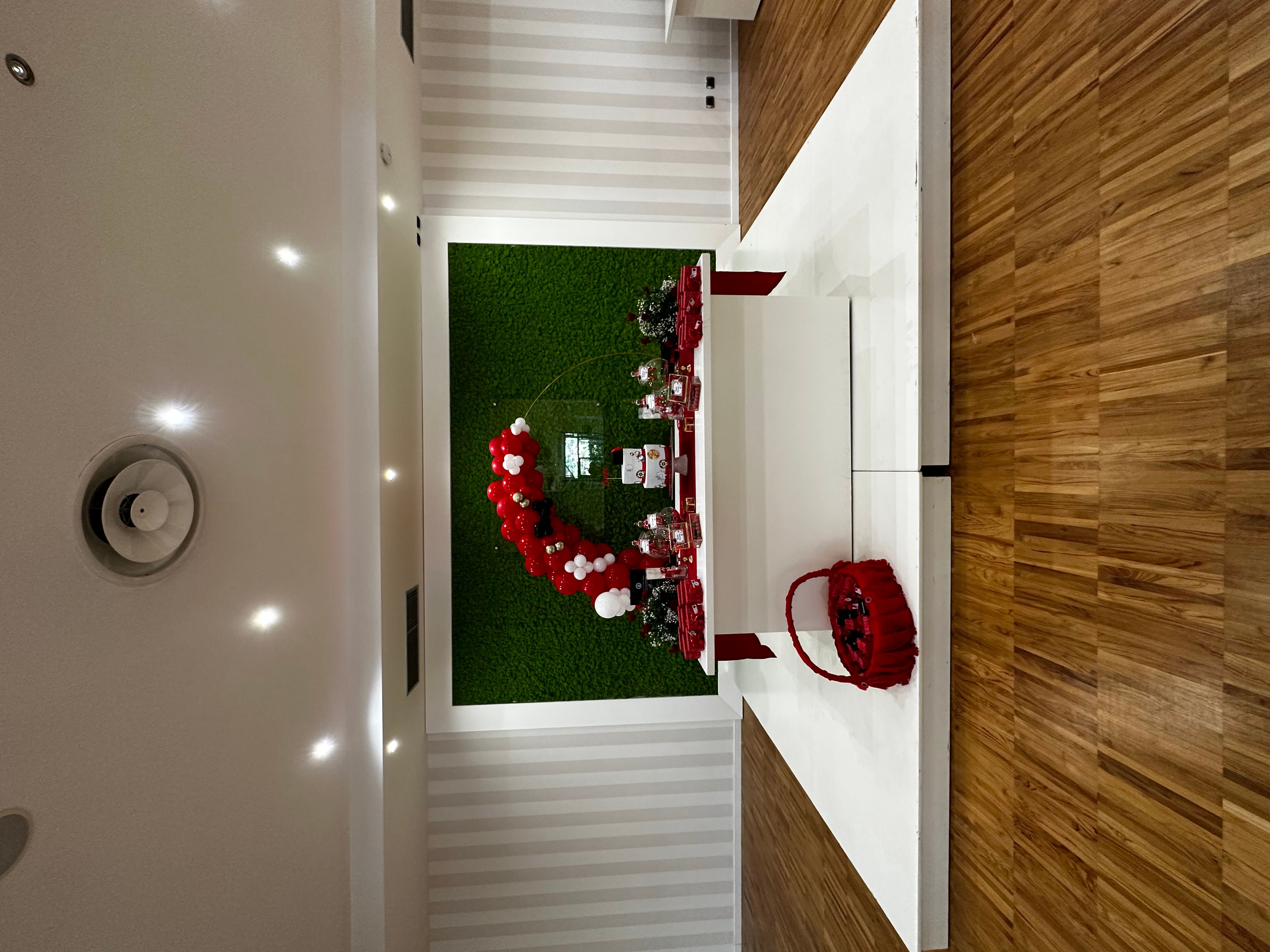 Allestimento Laurea Rosso Nero e Oro – Balloon Arch con Green Wall e Sweet Table Elegante