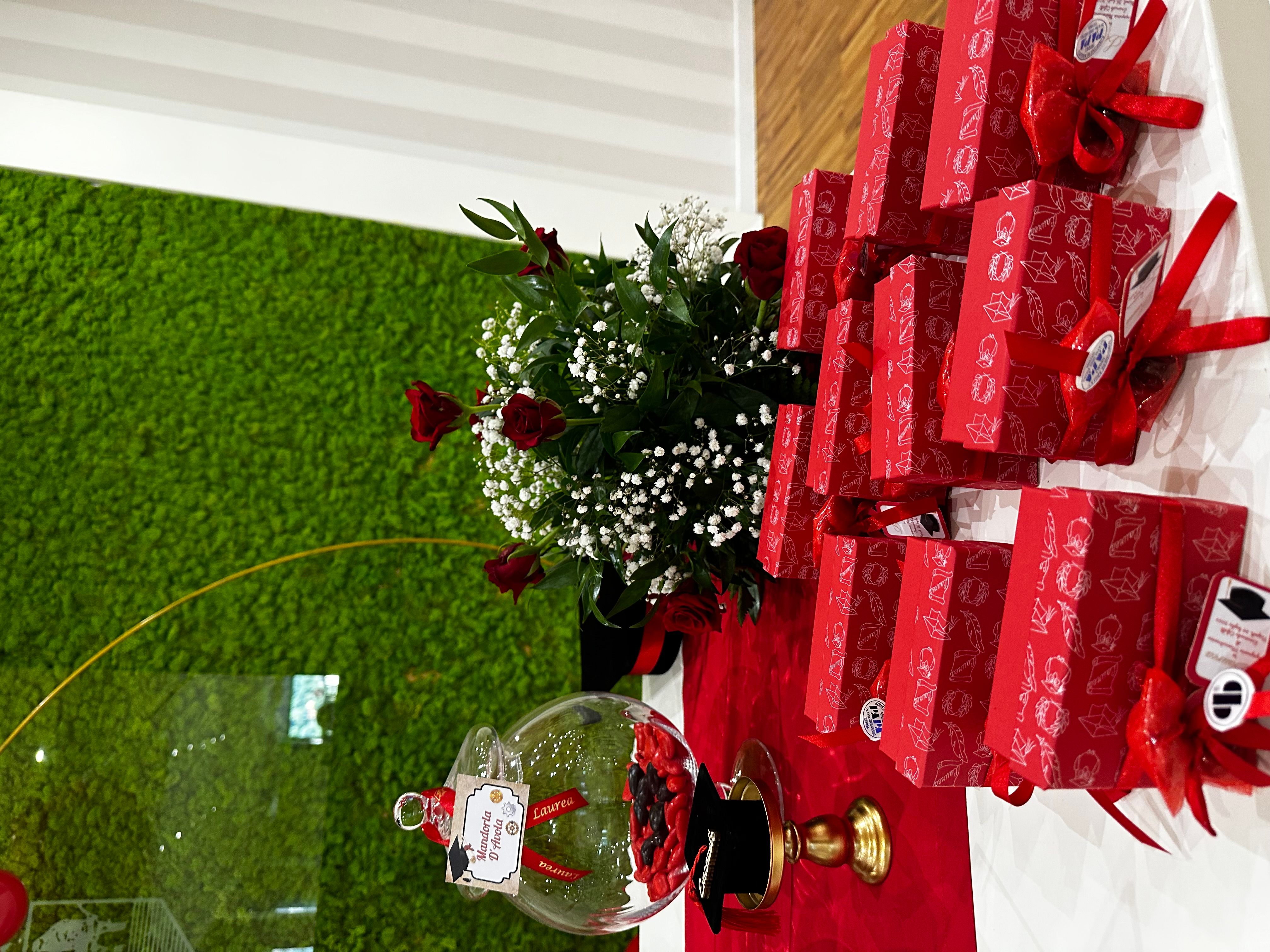 Allestimento Laurea Rosso Nero e Oro – Balloon Arch con Green Wall e Sweet Table Elegante