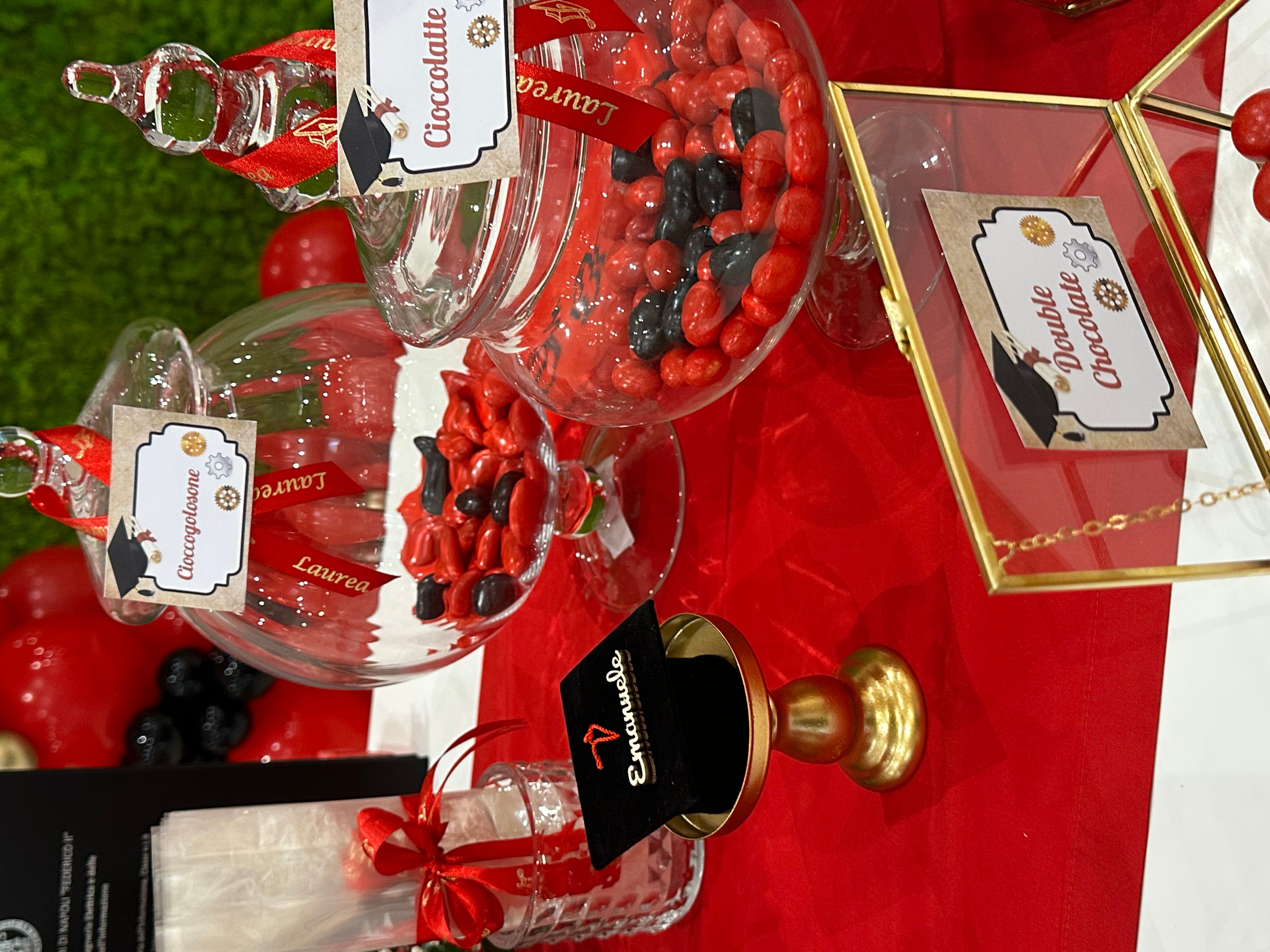 Allestimento Laurea Rosso Nero e Oro – Balloon Arch con Green Wall e Sweet Table Elegante