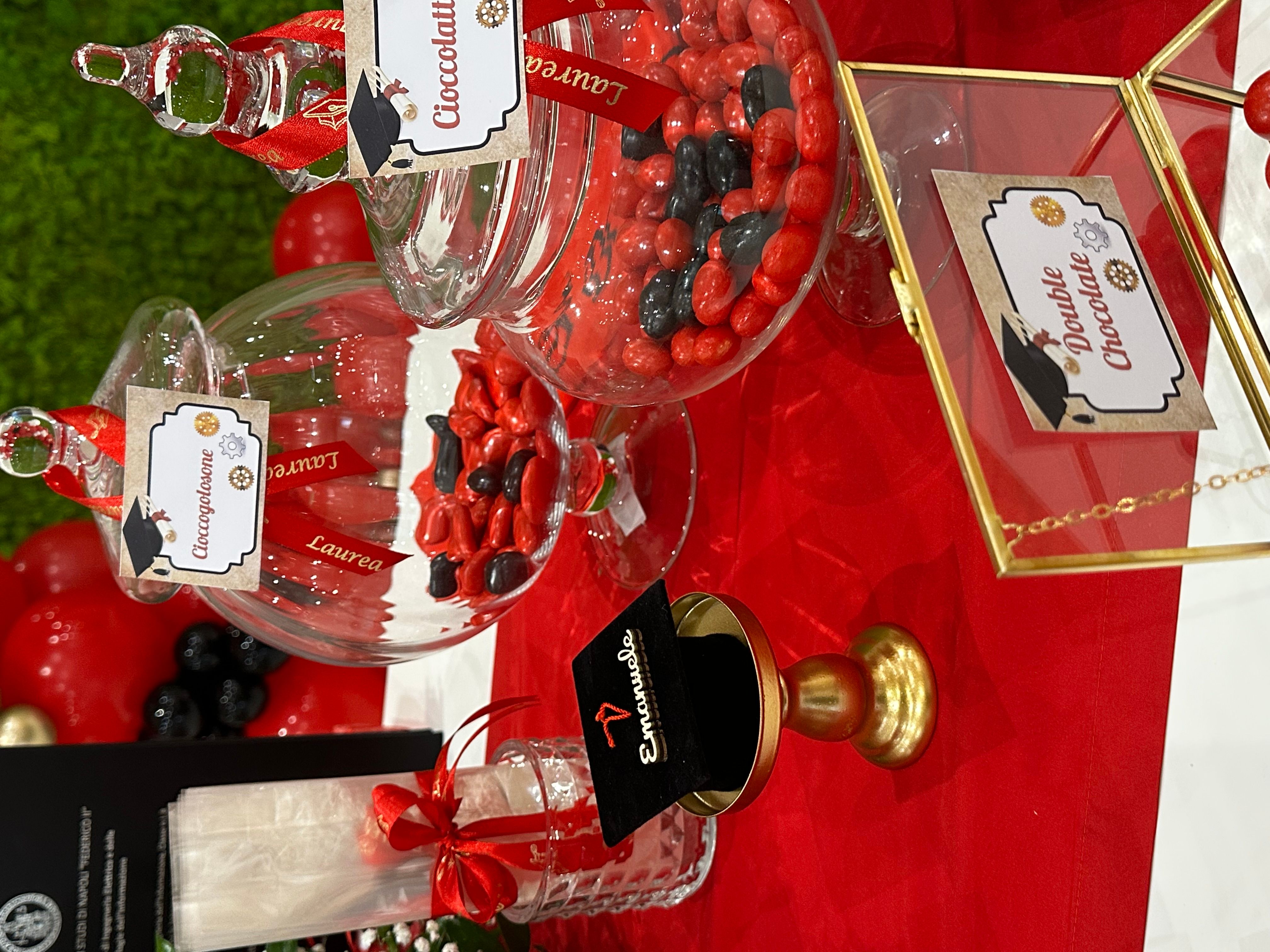 Allestimento Laurea Rosso Nero e Oro – Balloon Arch con Green Wall e Sweet Table Elegante