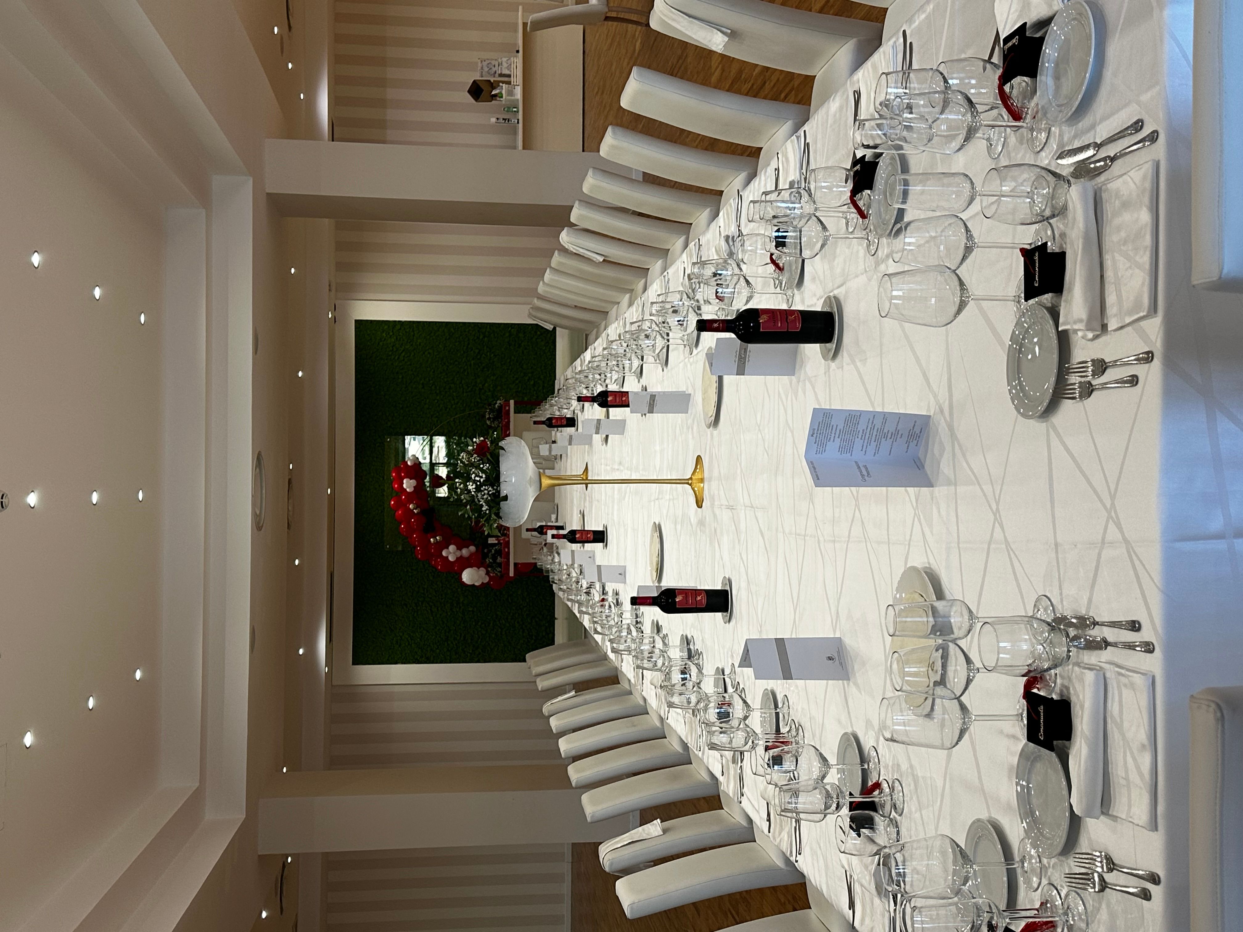 Allestimento Laurea Rosso Nero e Oro – Balloon Arch con Green Wall e Sweet Table Elegante