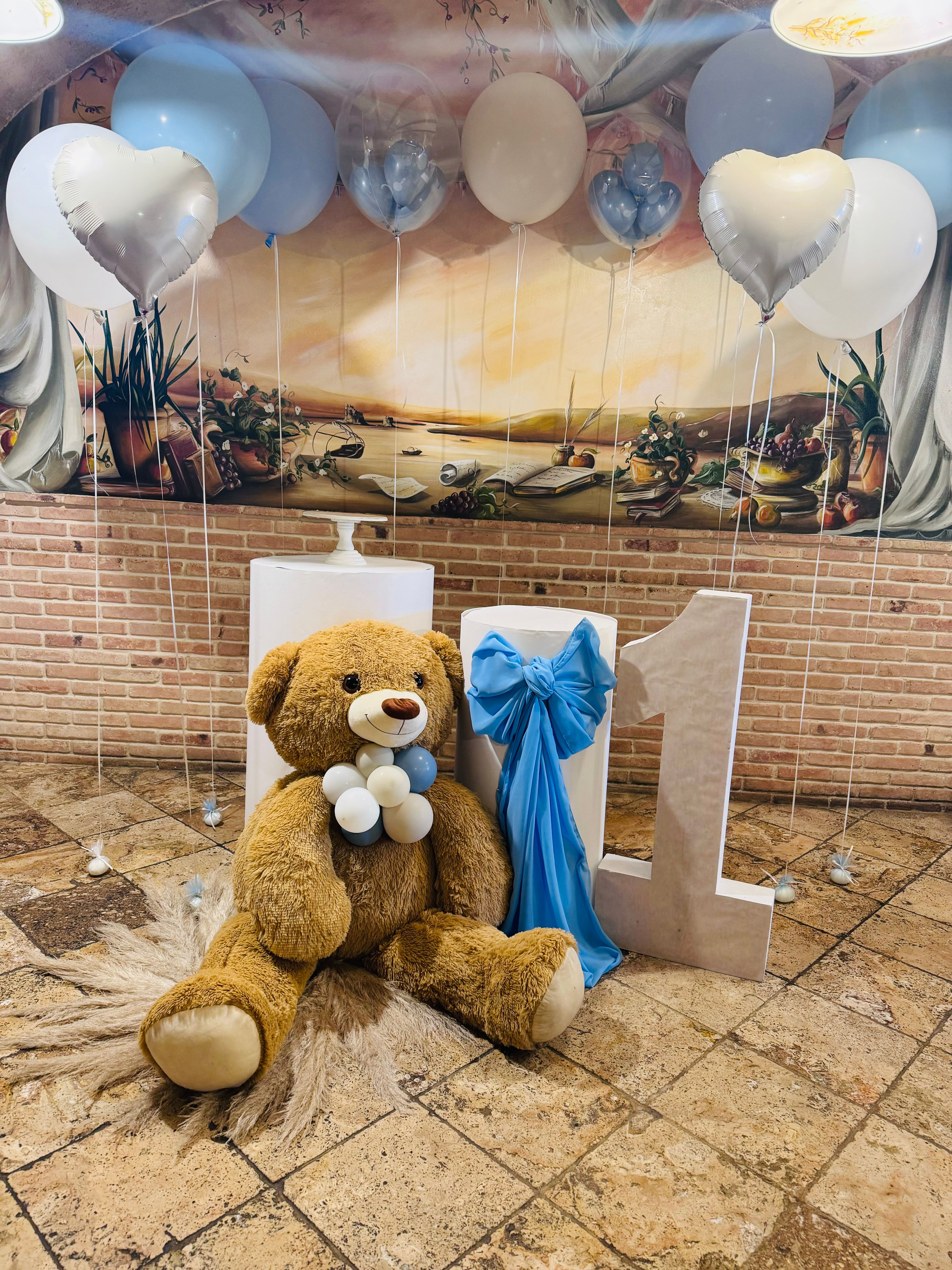 Allestimento Primo Compleanno Teddy Bear Azzurro – Balloon Design Elegante con Numero 1 e Area Foto