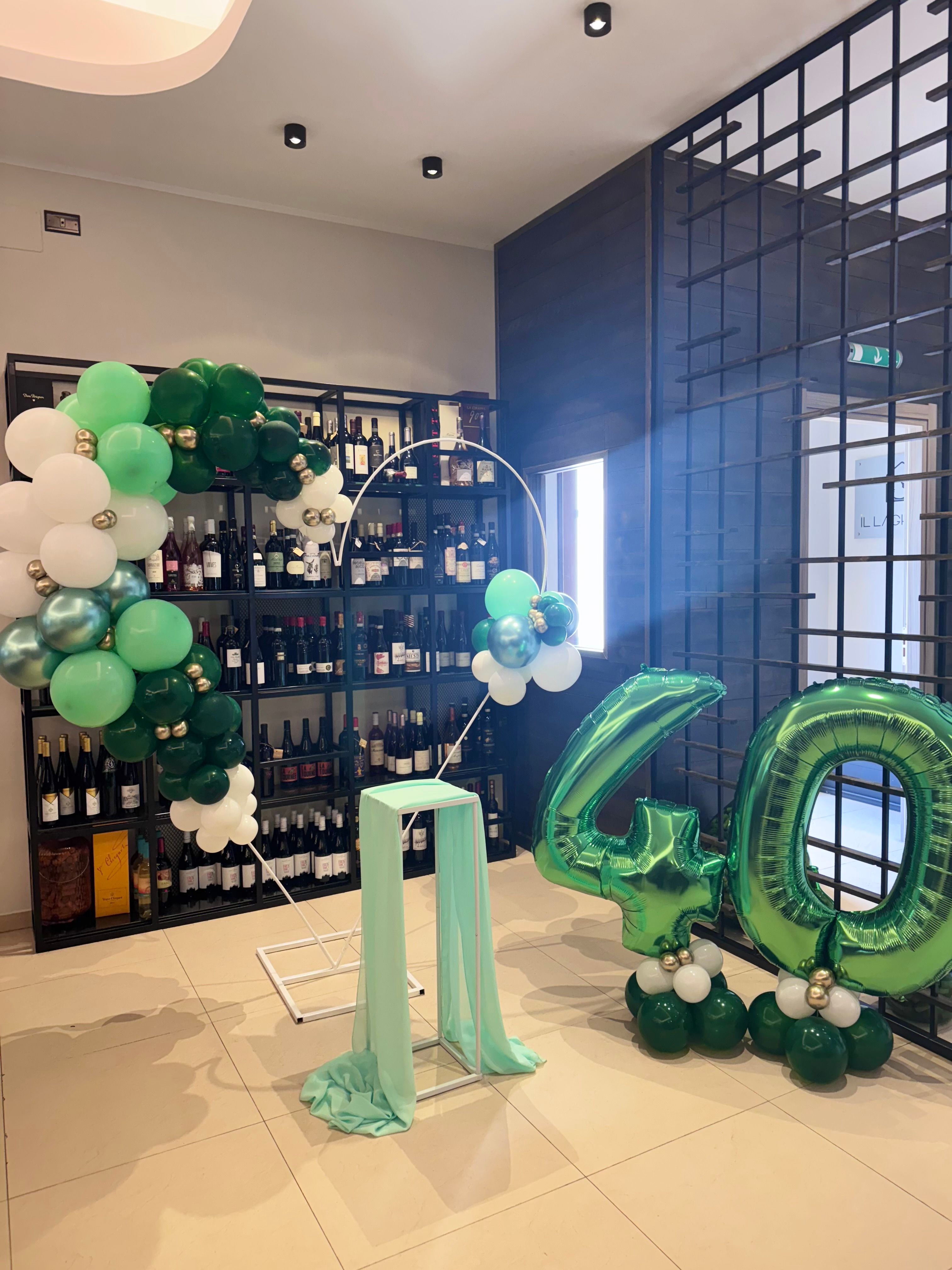 Allestimento Compleanno 40 Anni Verde e Oro – Setup Moderno con Balloon Organici, Numero Gigante e Tavoli Coordinati