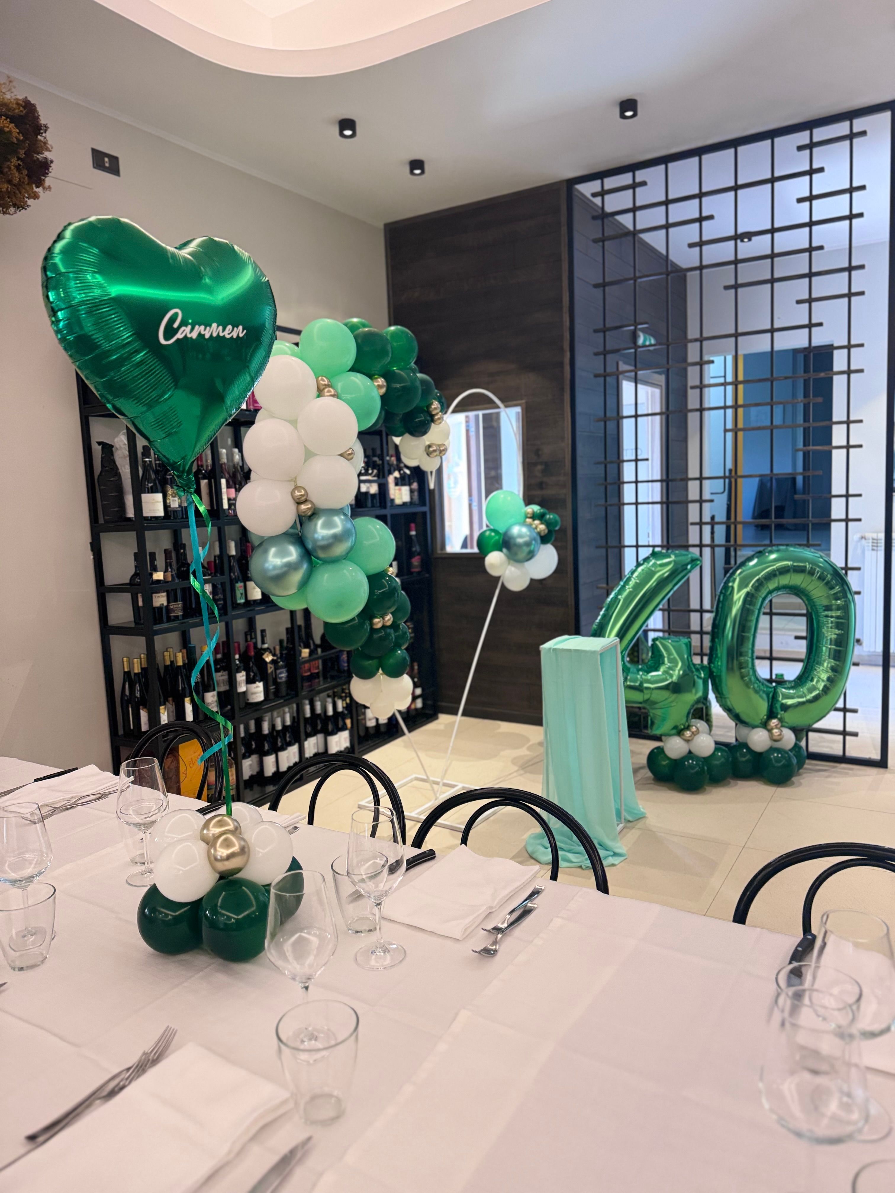 Allestimento Compleanno 40 Anni Verde e Oro – Setup Moderno con Balloon Organici, Numero Gigante e Tavoli Coordinati
