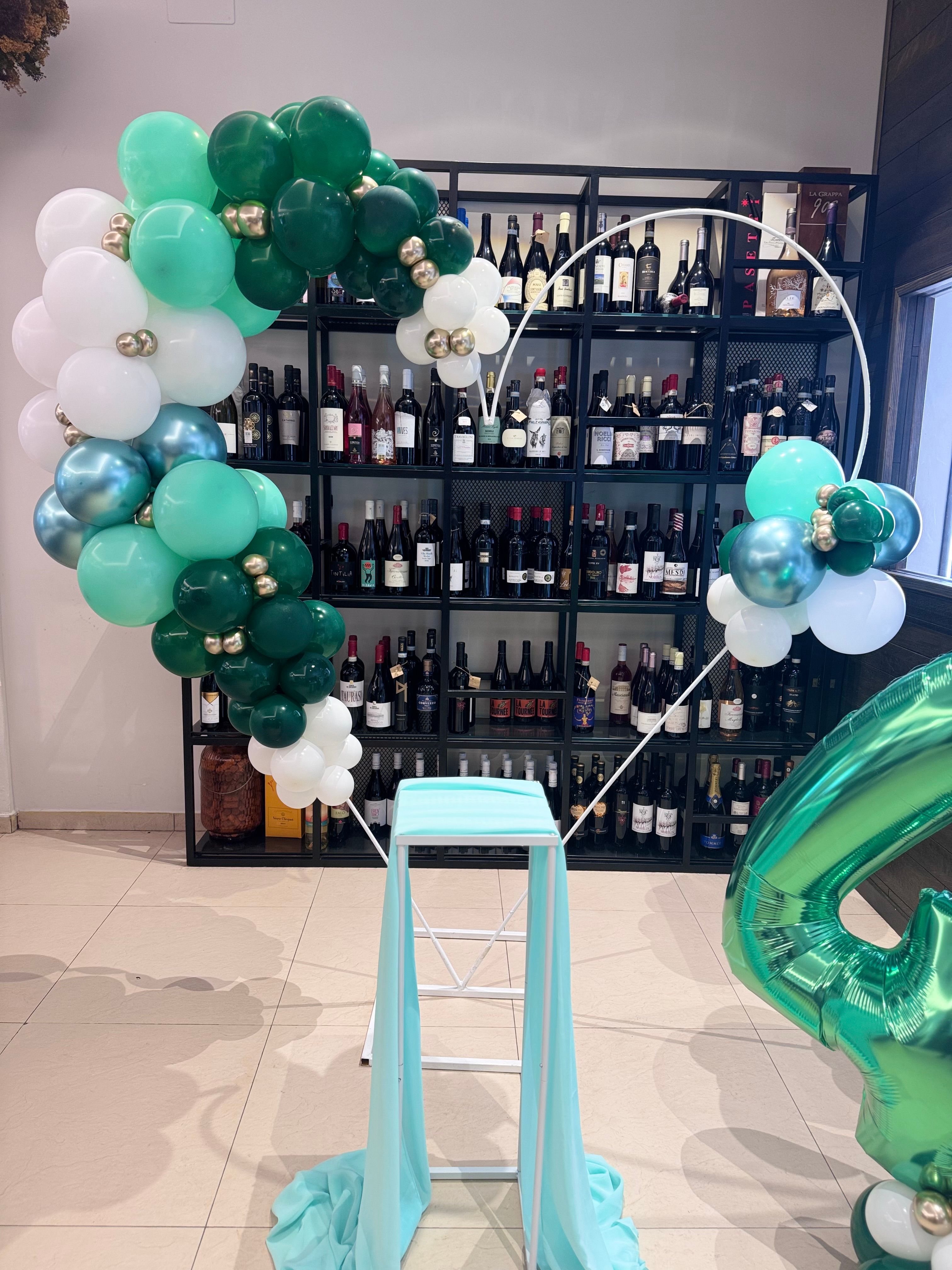 Allestimento Compleanno 40 Anni Verde e Oro – Setup Moderno con Balloon Organici, Numero Gigante e Tavoli Coordinati