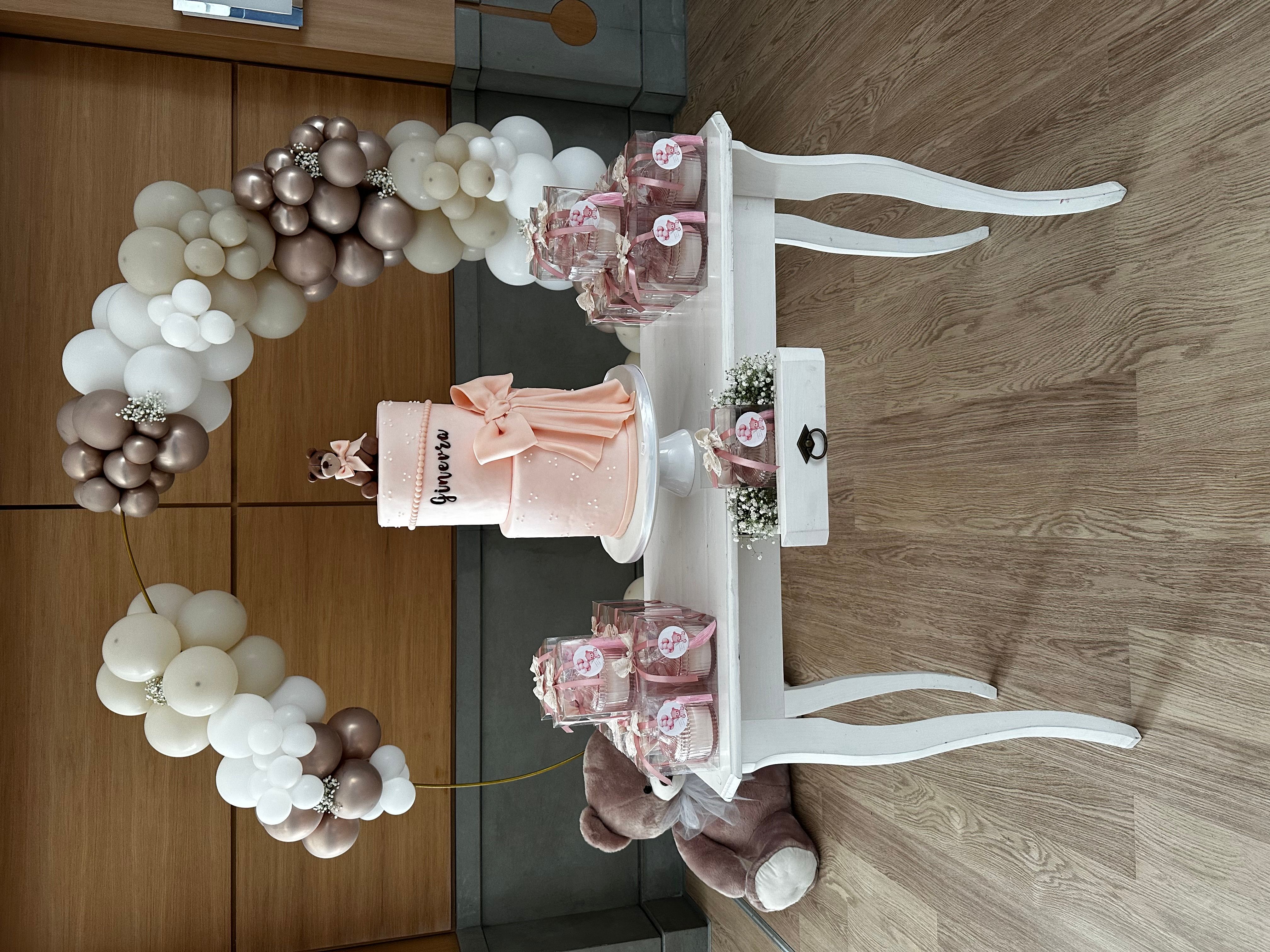 Allestimento Battesimo Elegante Rosa Cipria e Oro – Balloon Arch Organico con Orsetto e Confettata Luxury