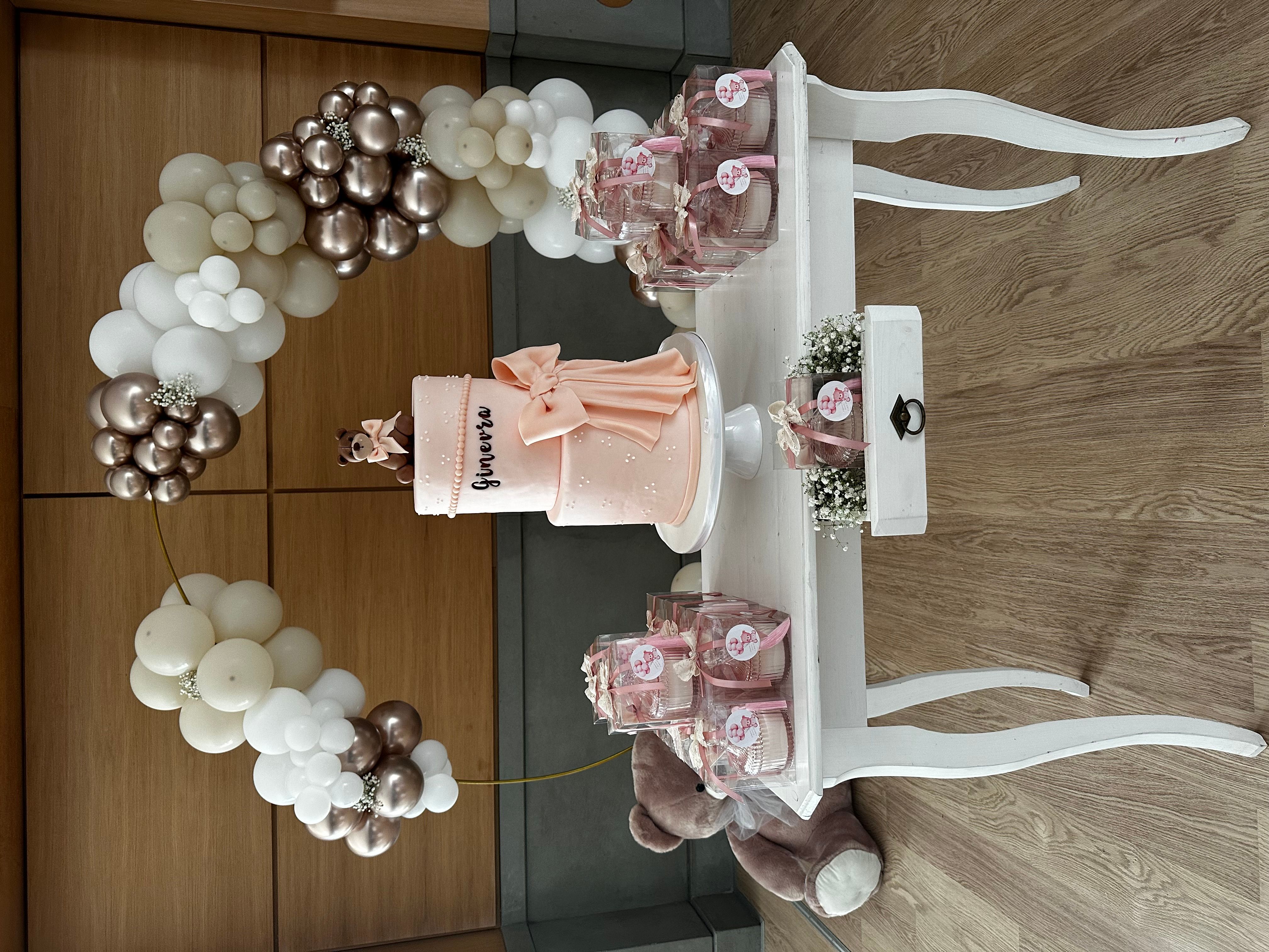 Allestimento Battesimo Elegante Rosa Cipria e Oro – Balloon Arch Organico con Orsetto e Confettata Luxury