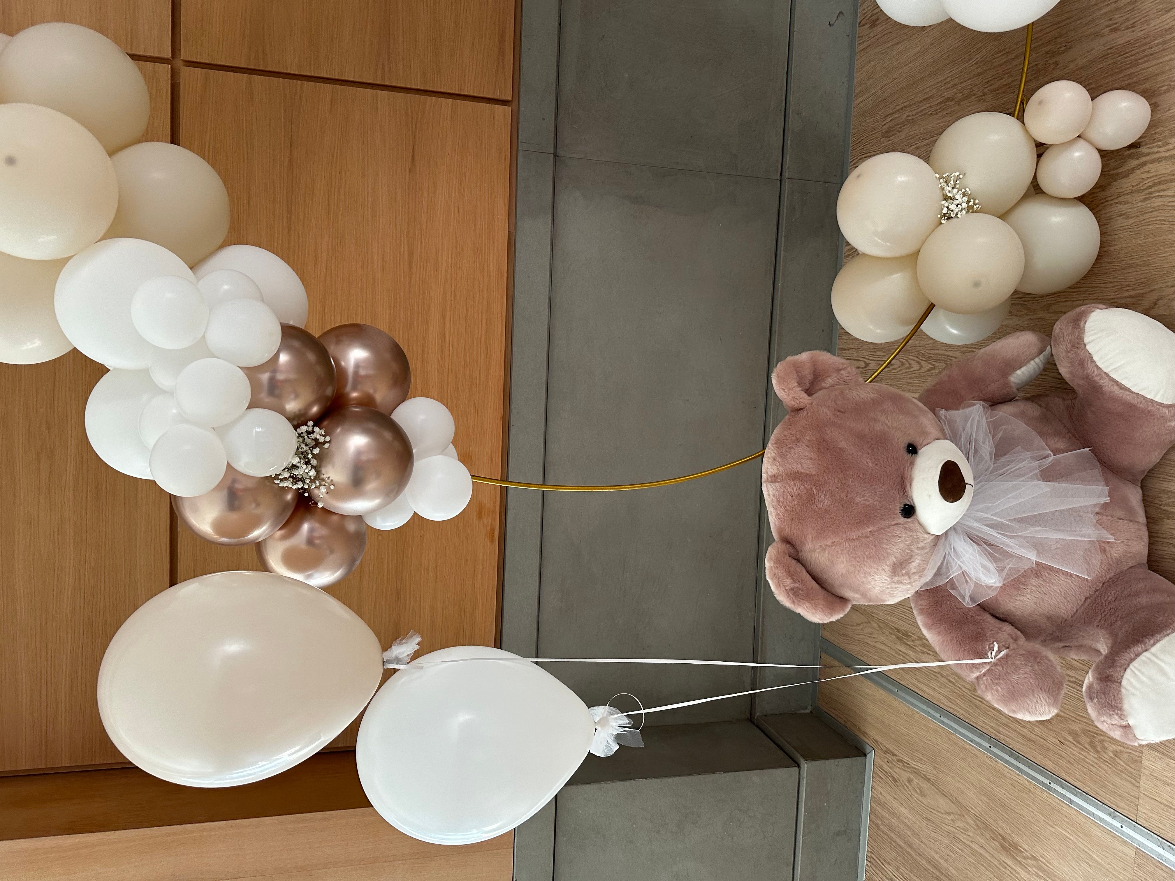 Allestimento Battesimo Elegante Rosa Cipria e Oro – Balloon Arch Organico con Orsetto e Confettata Luxury