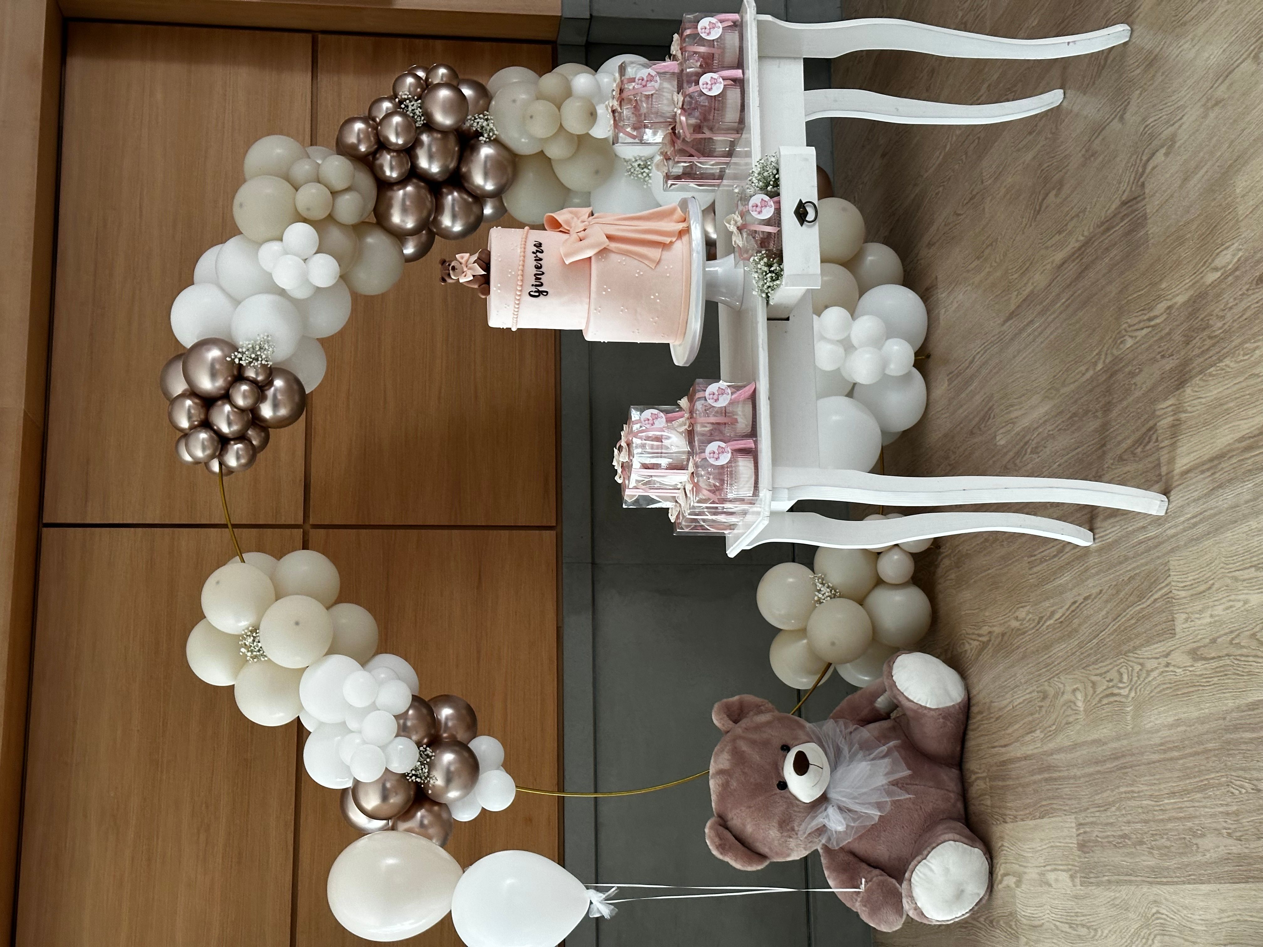 Allestimento Battesimo Elegante Rosa Cipria e Oro – Balloon Arch Organico con Orsetto e Confettata Luxury
