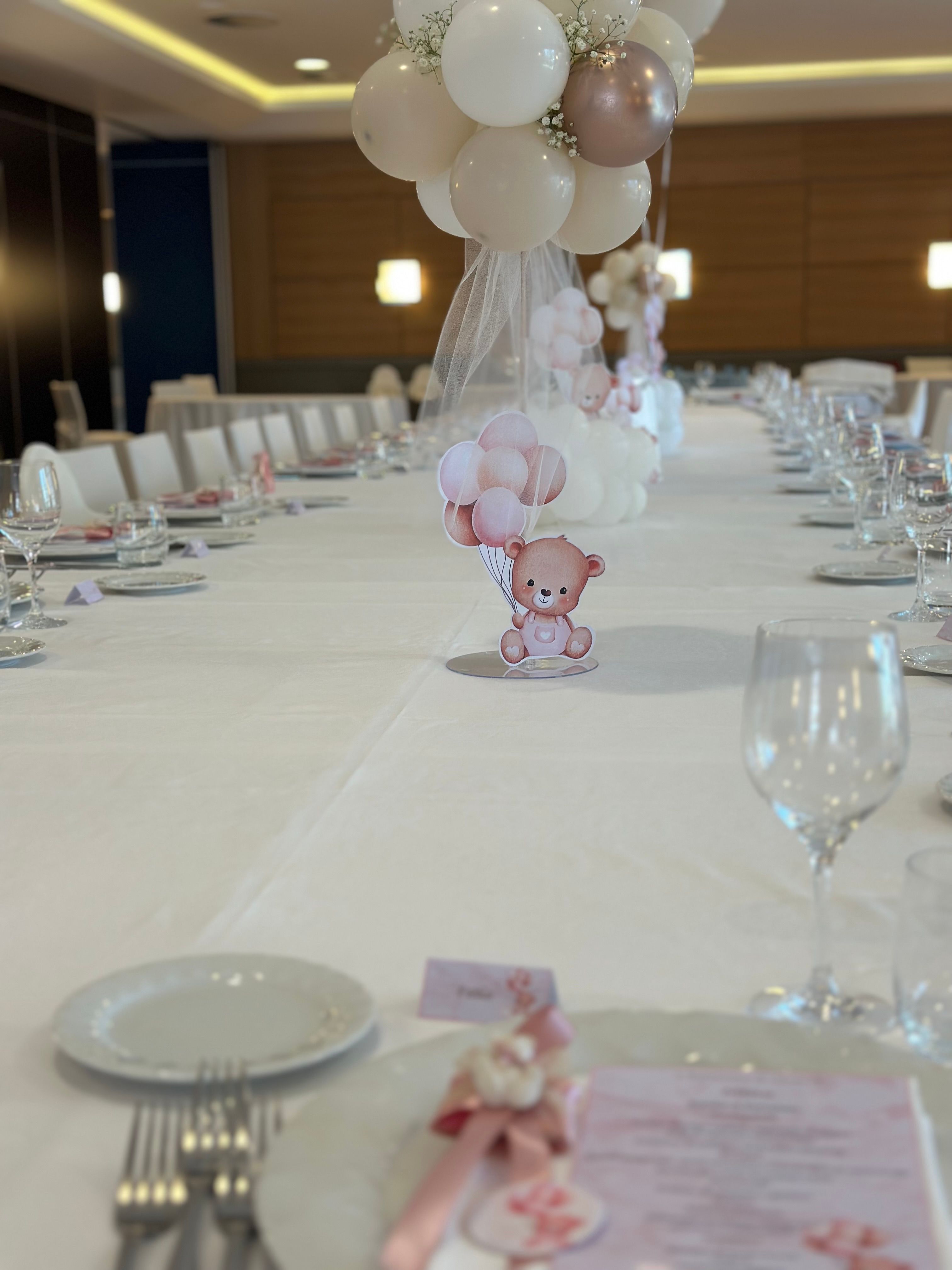 Allestimento Battesimo Elegante Rosa Cipria e Oro – Balloon Arch Organico con Orsetto e Confettata Luxury