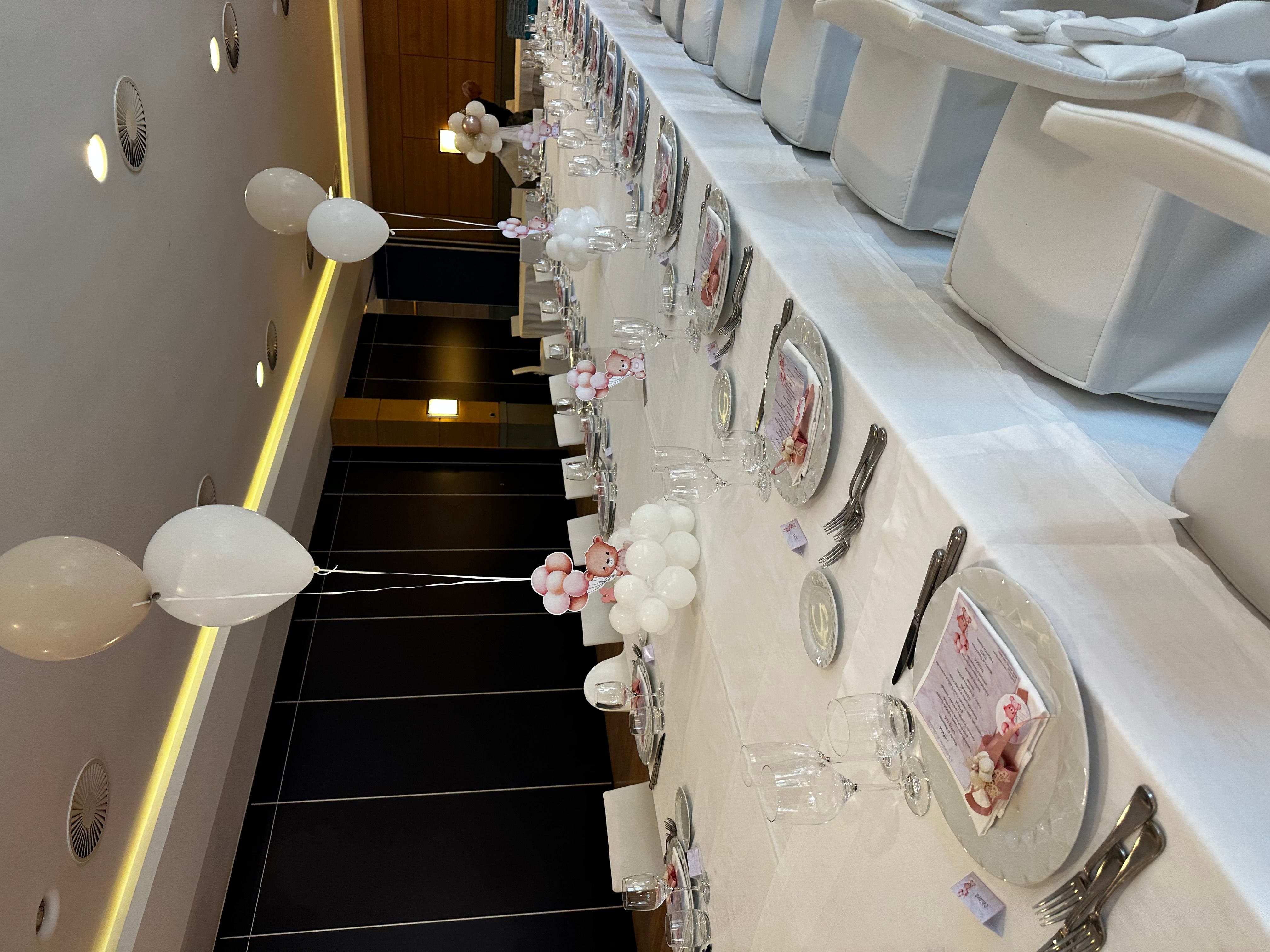 Allestimento Battesimo Elegante Rosa Cipria e Oro – Balloon Arch Organico con Orsetto e Confettata Luxury