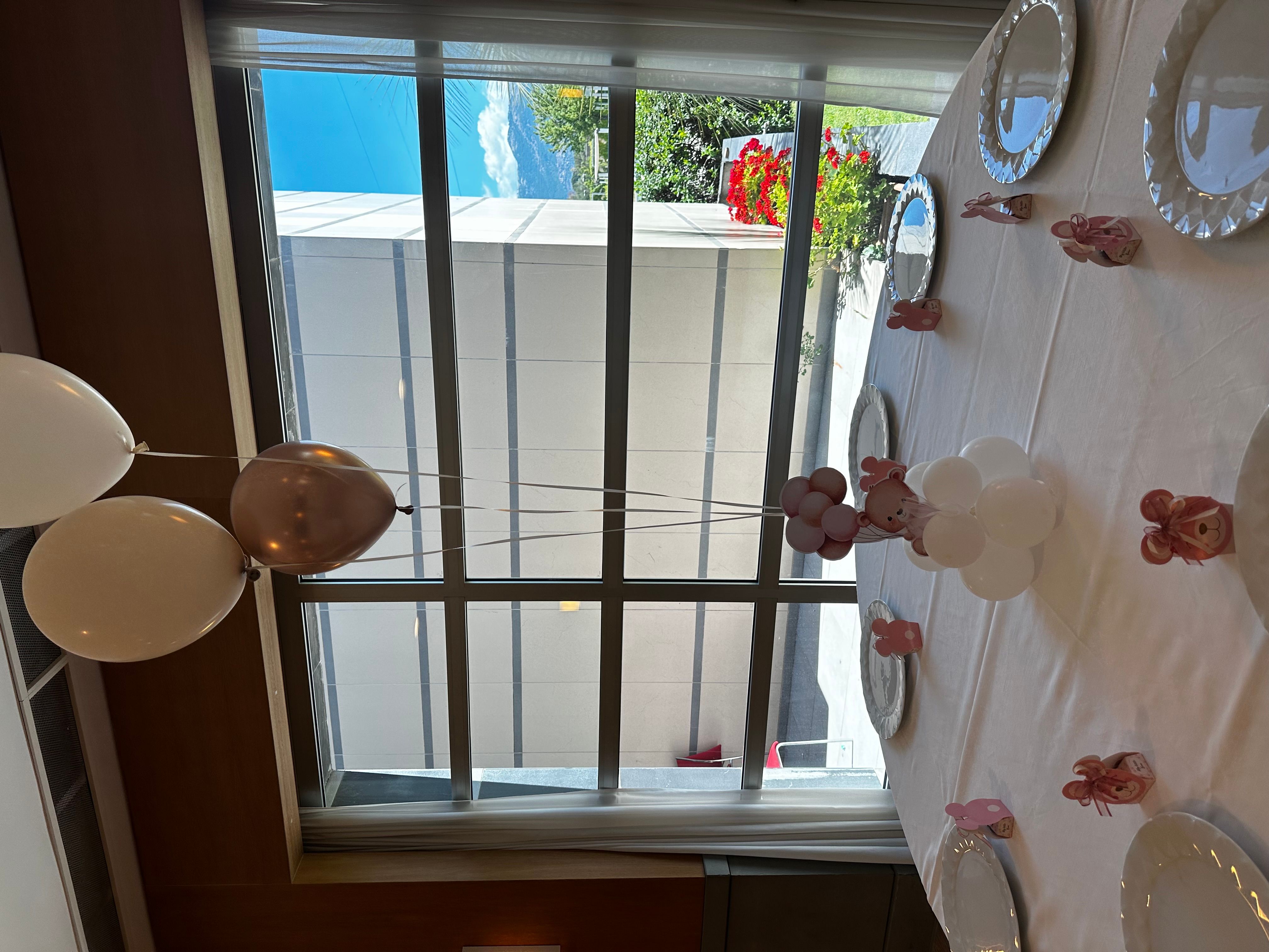 Allestimento Battesimo Elegante Rosa Cipria e Oro – Balloon Arch Organico con Orsetto e Confettata Luxury