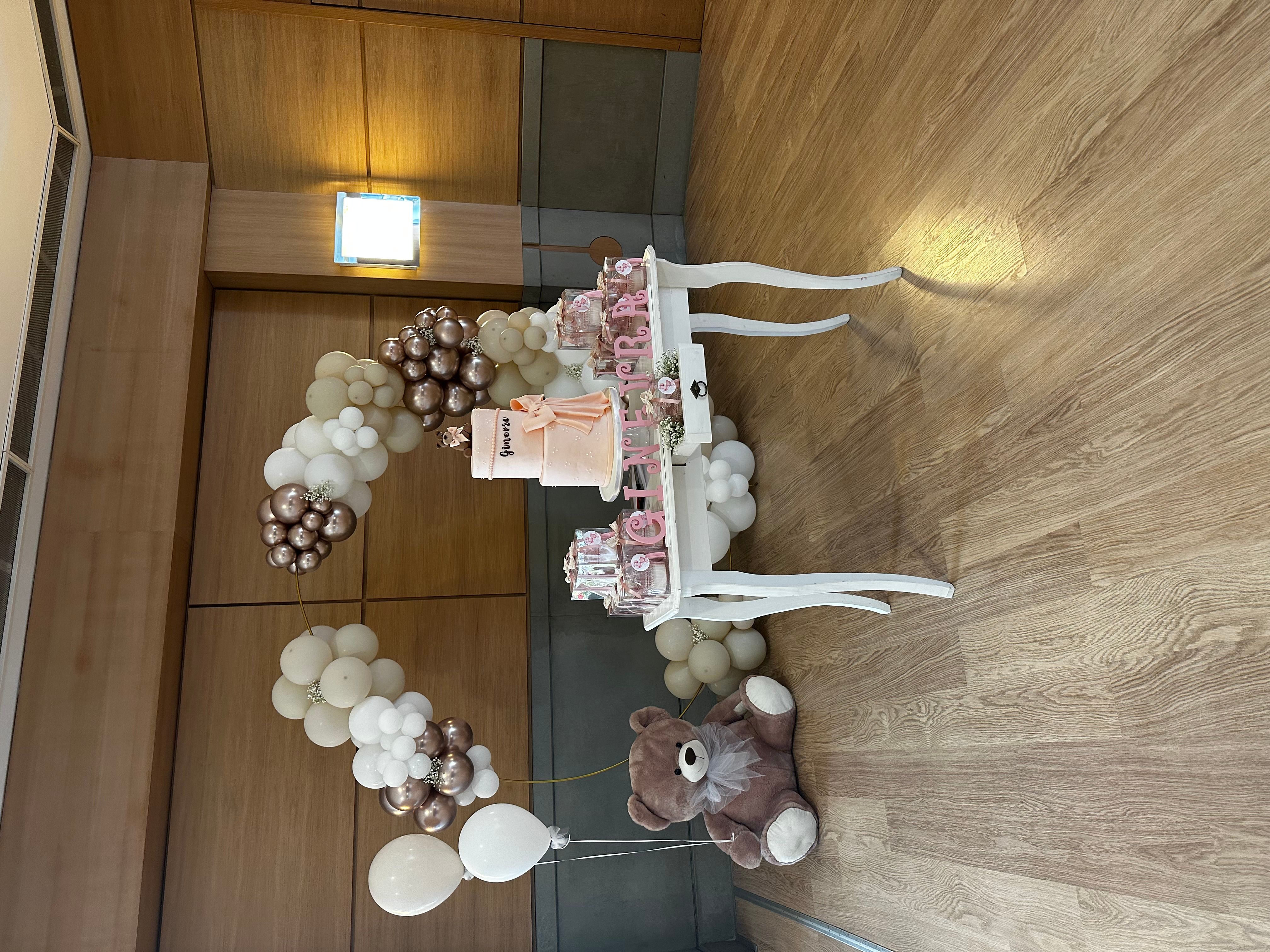 Allestimento Battesimo Elegante Rosa Cipria e Oro – Balloon Arch Organico con Orsetto e Confettata Luxury
