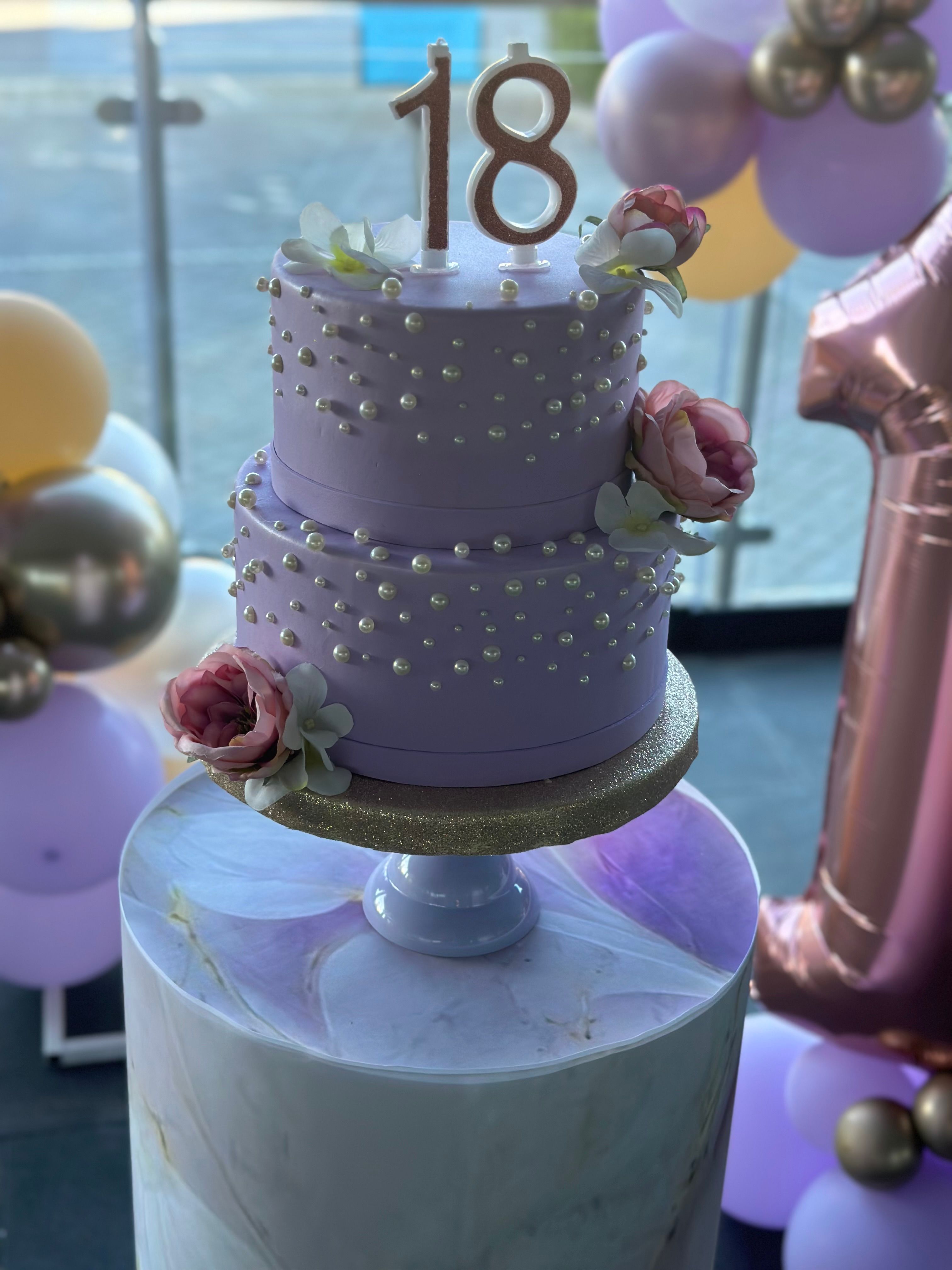 Allestimento 18 Anni Lilla e Oro Rosé – Balloon Arch Elegante con Pedestal Marmorizzato