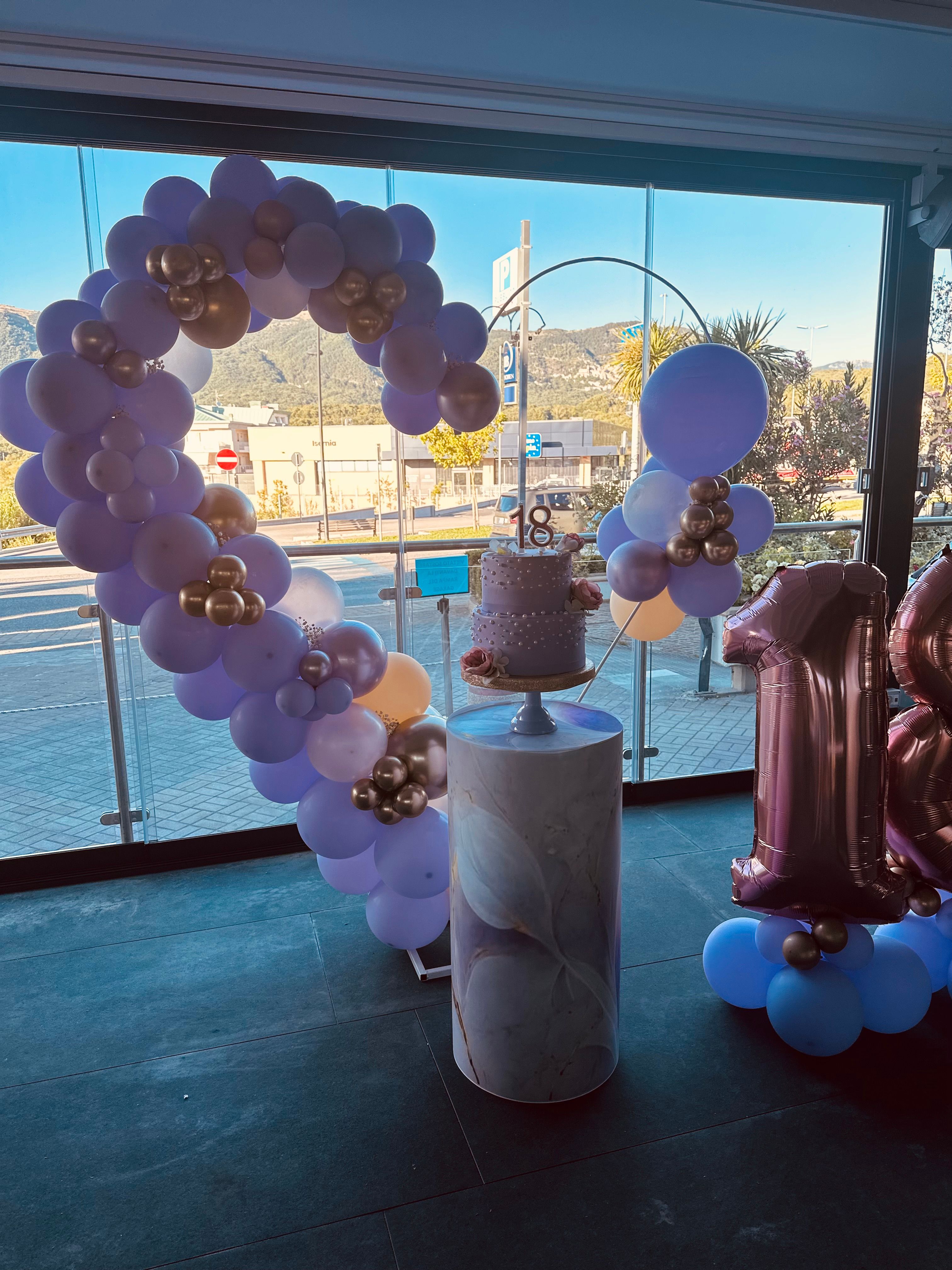 Allestimento 18 Anni Lilla e Oro Rosé – Balloon Arch Elegante con Pedestal Marmorizzato