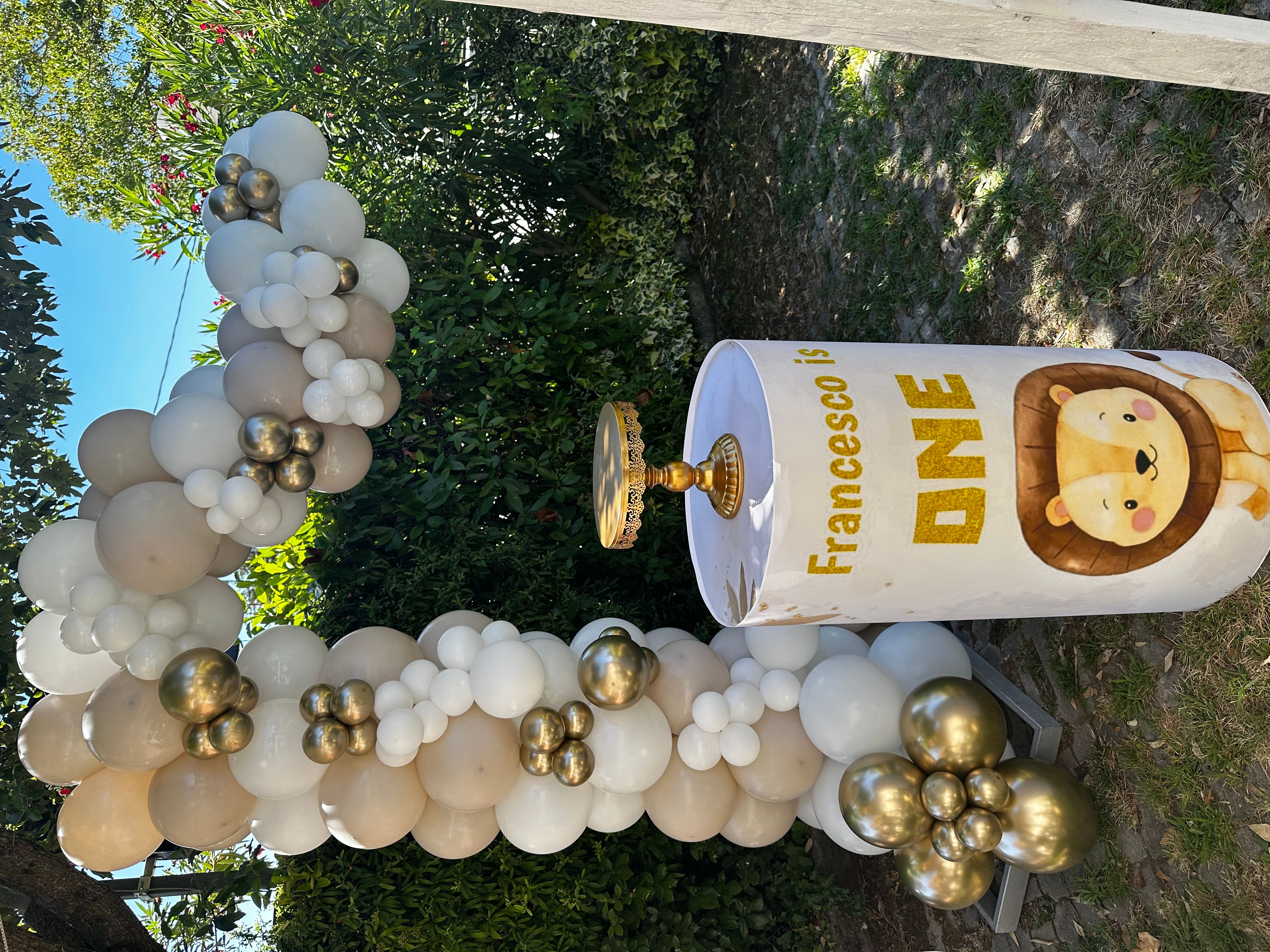 Allestimento Primo Compleanno Safari Elegante – Balloon Arch Beige e Oro con Sweet Table Personalizzato