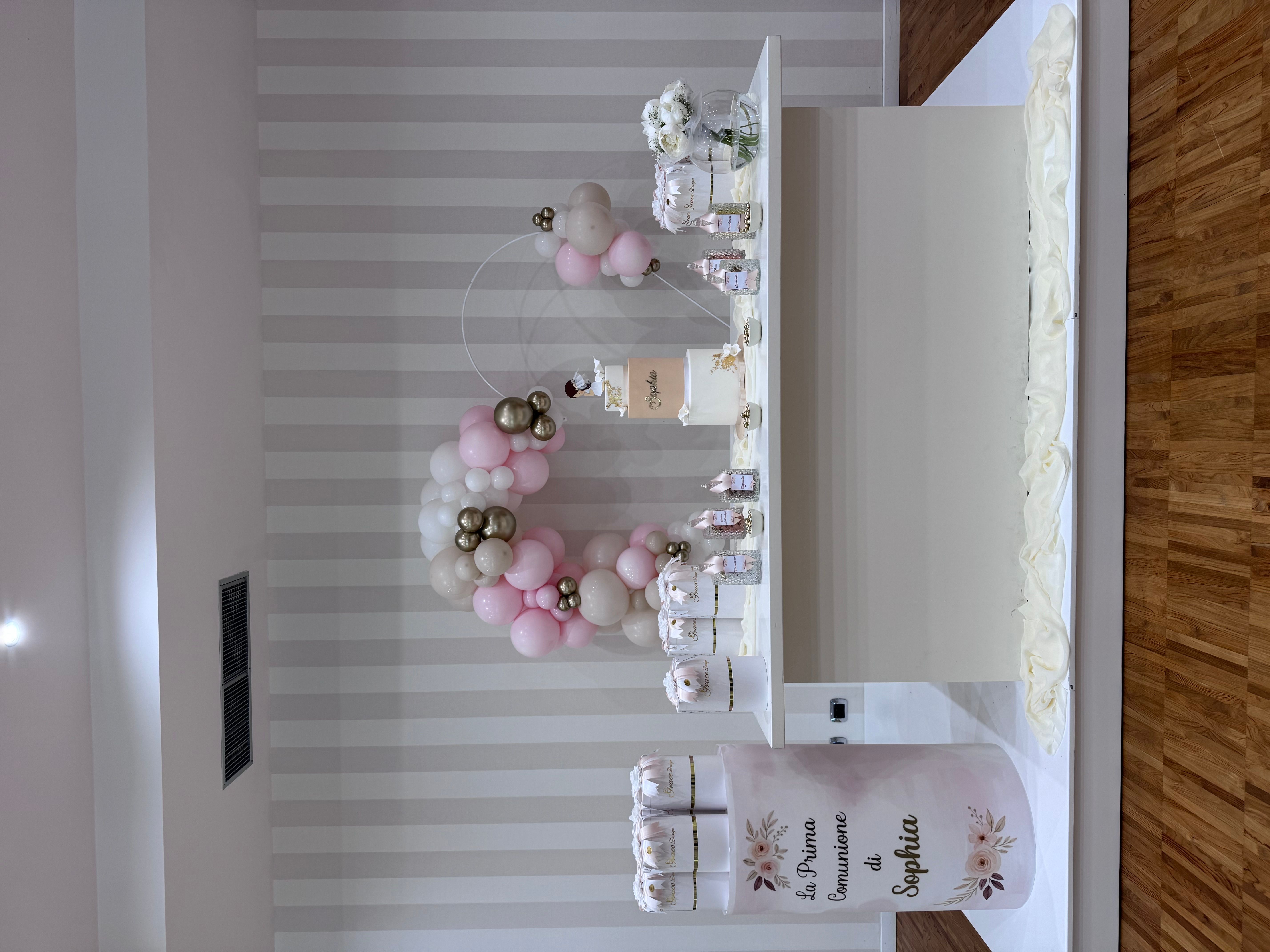 Allestimento Prima Comunione Bimba Rosa Cipria e Oro – Sweet Table Elegante con Arco Balloon e Confettata Luxury