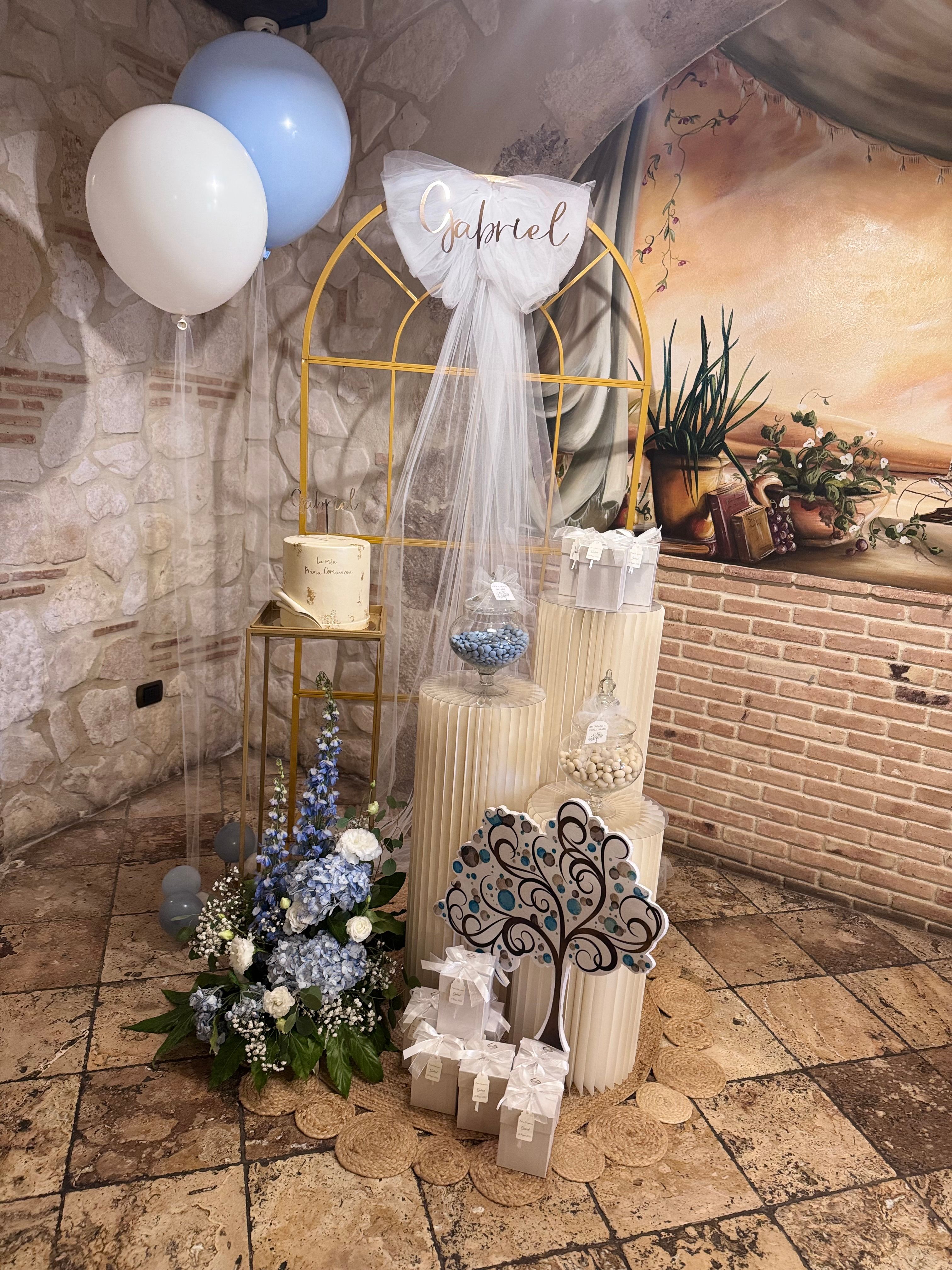 Allestimento Prima Comunione Bimbo Azzurro e Oro – Sweet Table Elegante con Arco, Confettata e Decorazioni Floreali