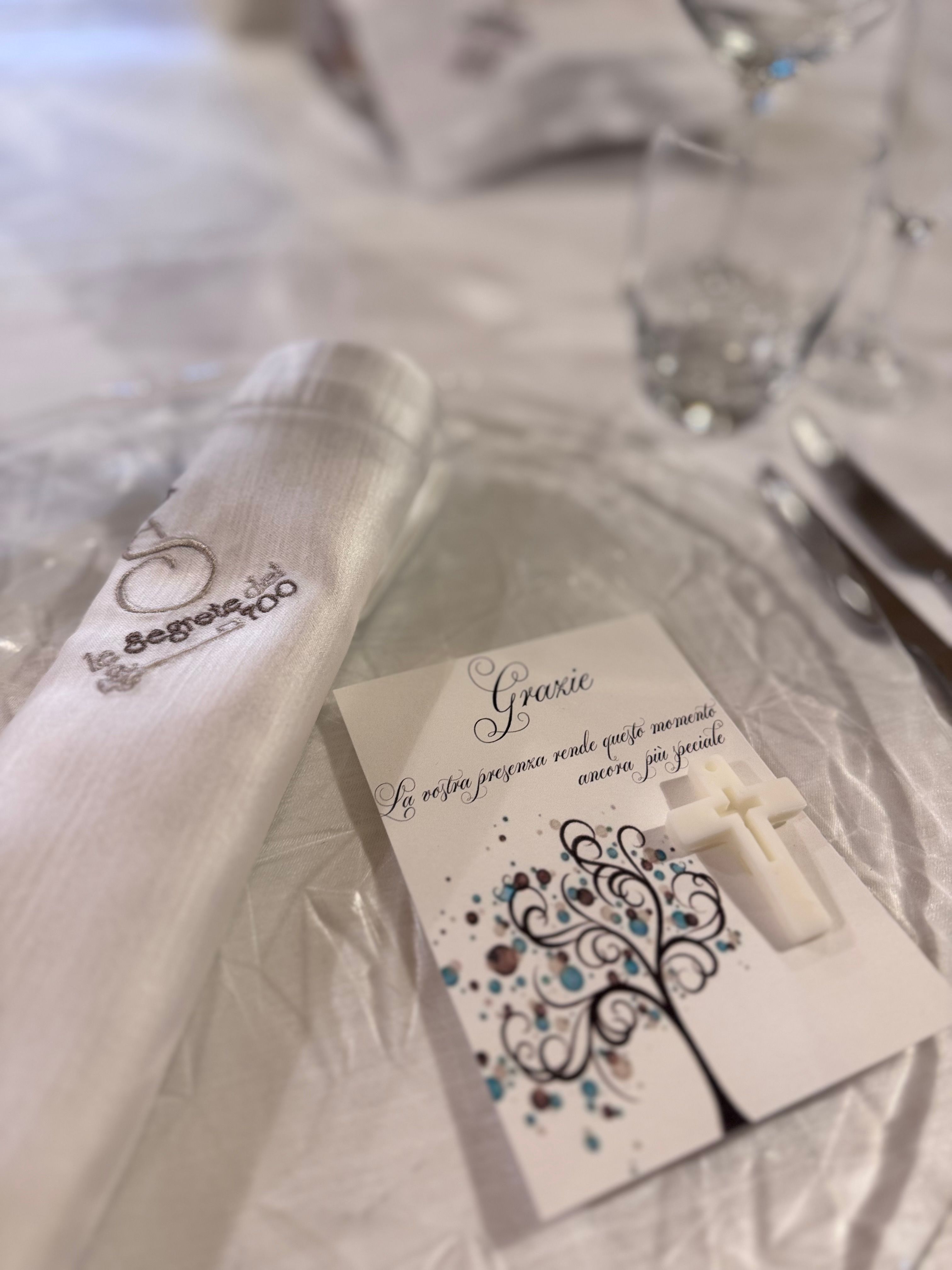 Allestimento Prima Comunione Bimbo Azzurro e Oro – Sweet Table Elegante con Arco, Confettata e Decorazioni Floreali
