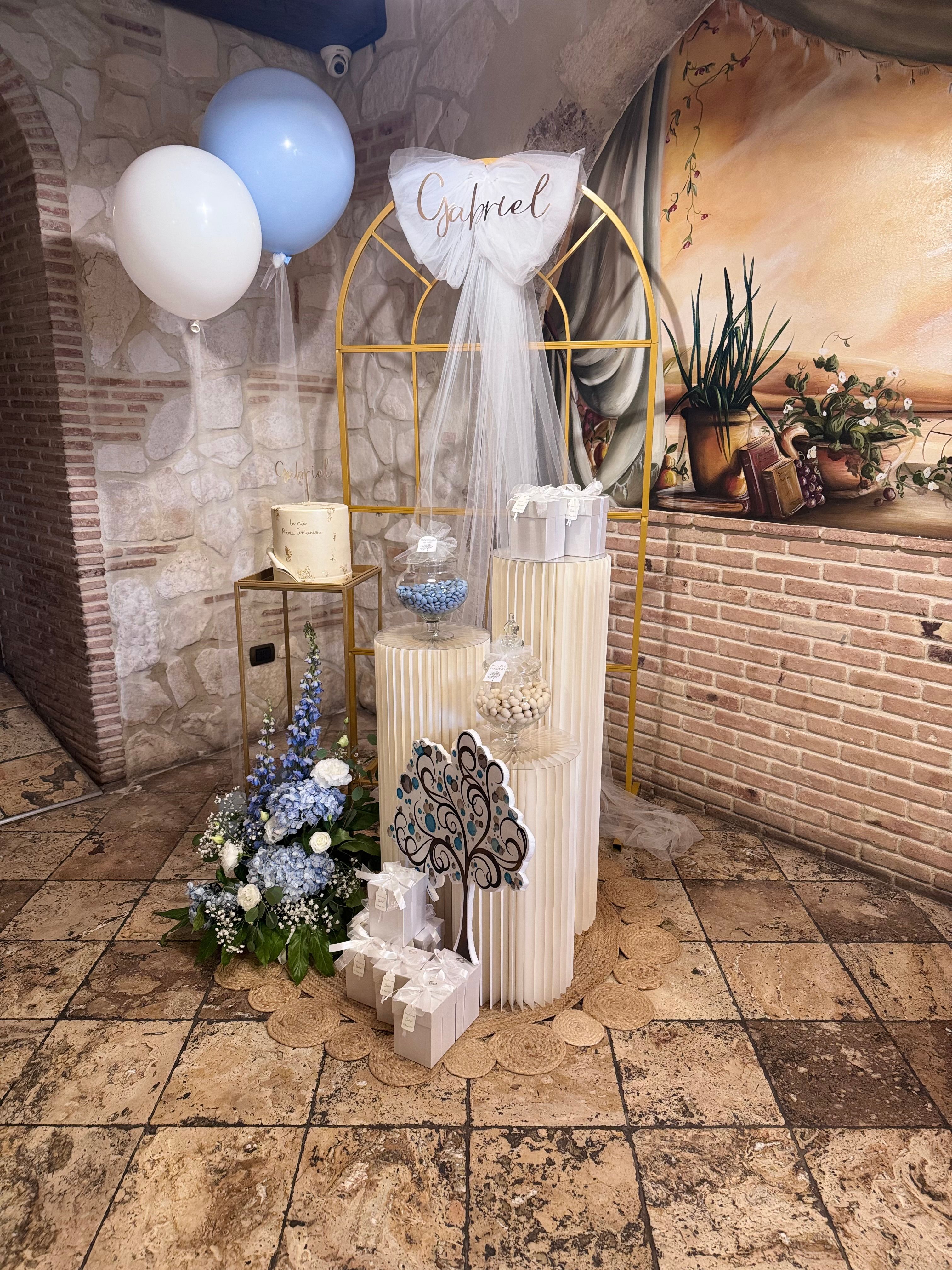 Allestimento Prima Comunione Bimbo Azzurro e Oro – Sweet Table Elegante con Arco, Confettata e Decorazioni Floreali