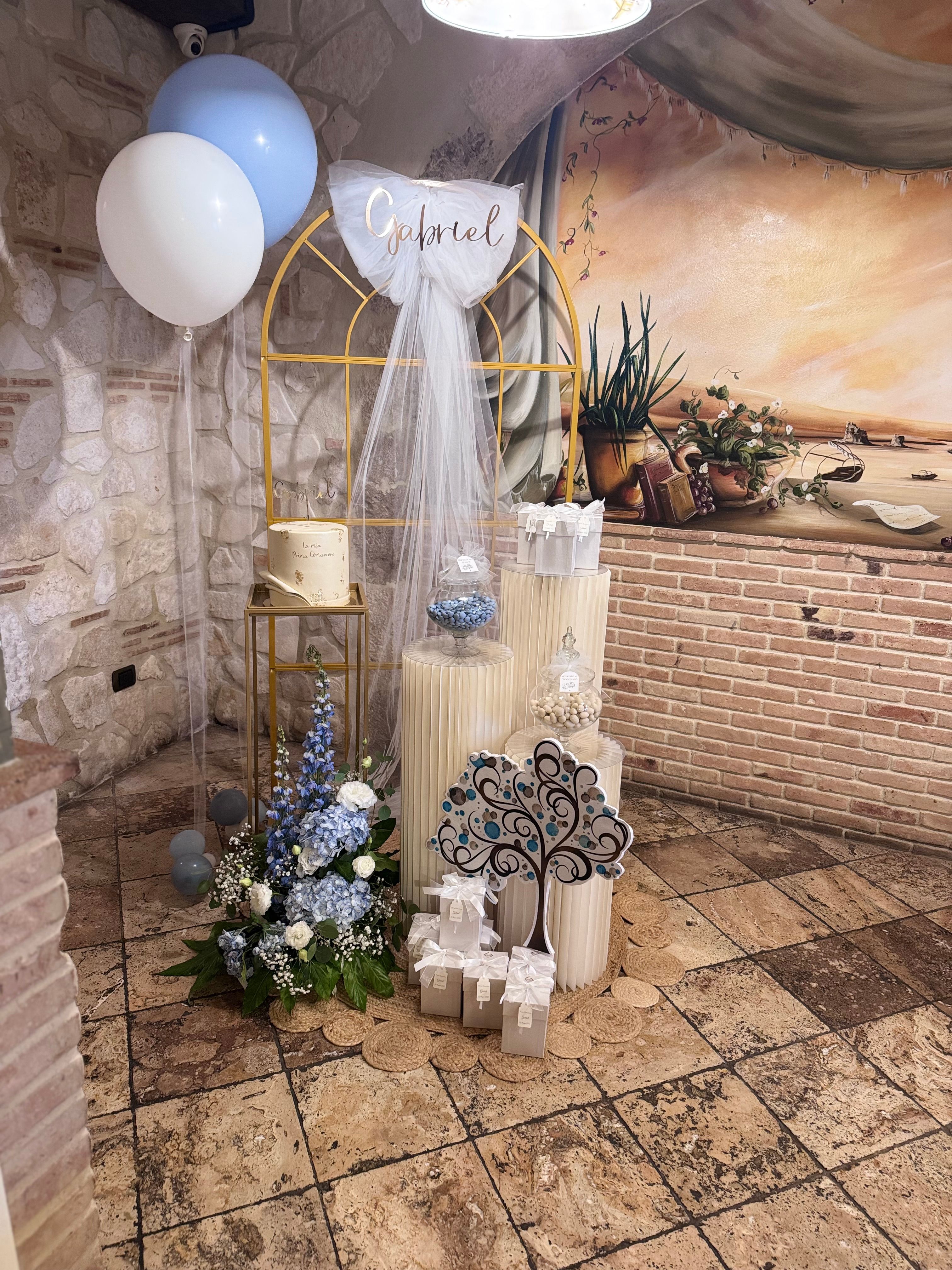 Allestimento Prima Comunione Bimbo Azzurro e Oro – Sweet Table Elegante con Arco, Confettata e Decorazioni Floreali
