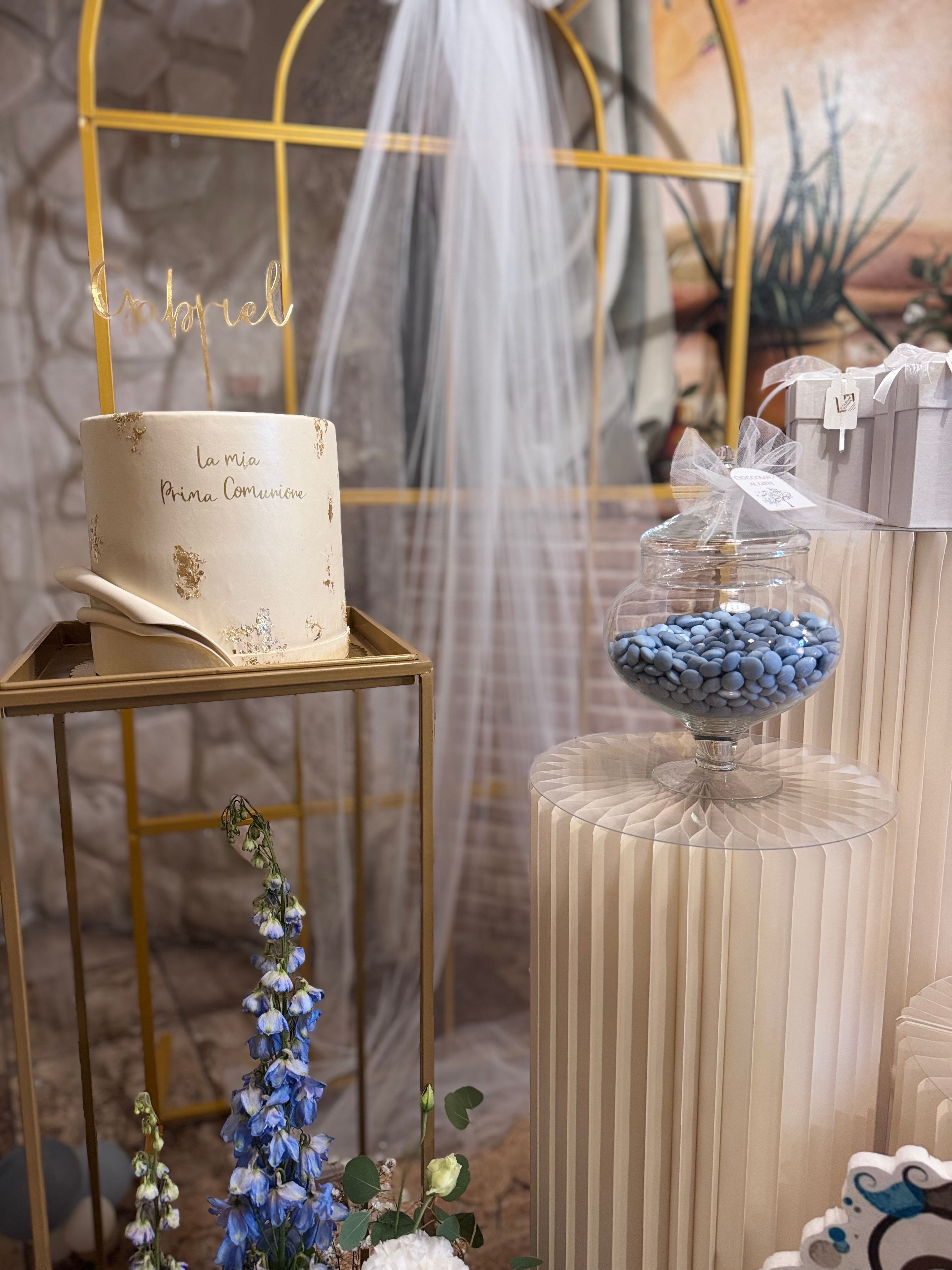 Allestimento Prima Comunione Bimbo Azzurro e Oro – Sweet Table Elegante con Arco, Confettata e Decorazioni Floreali