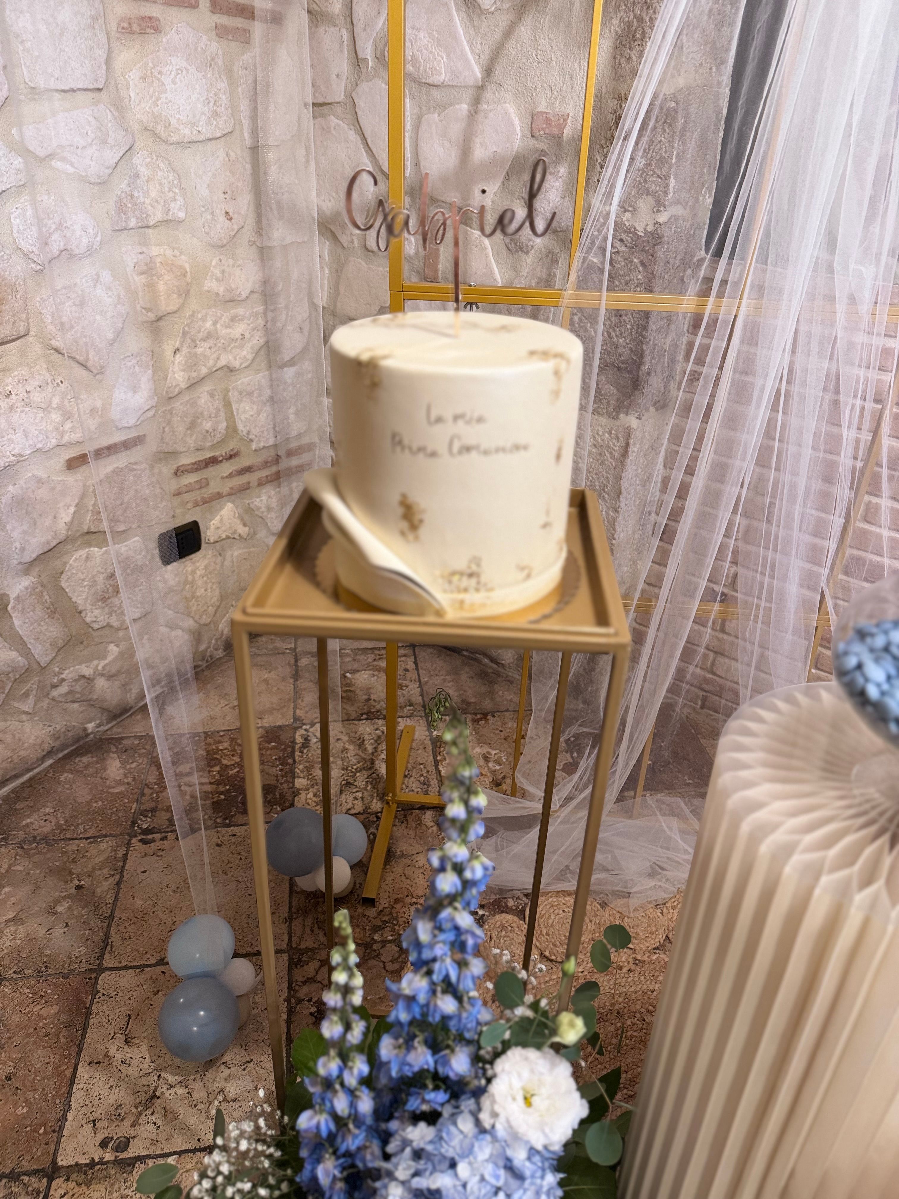Allestimento Prima Comunione Bimbo Azzurro e Oro – Sweet Table Elegante con Arco, Confettata e Decorazioni Floreali