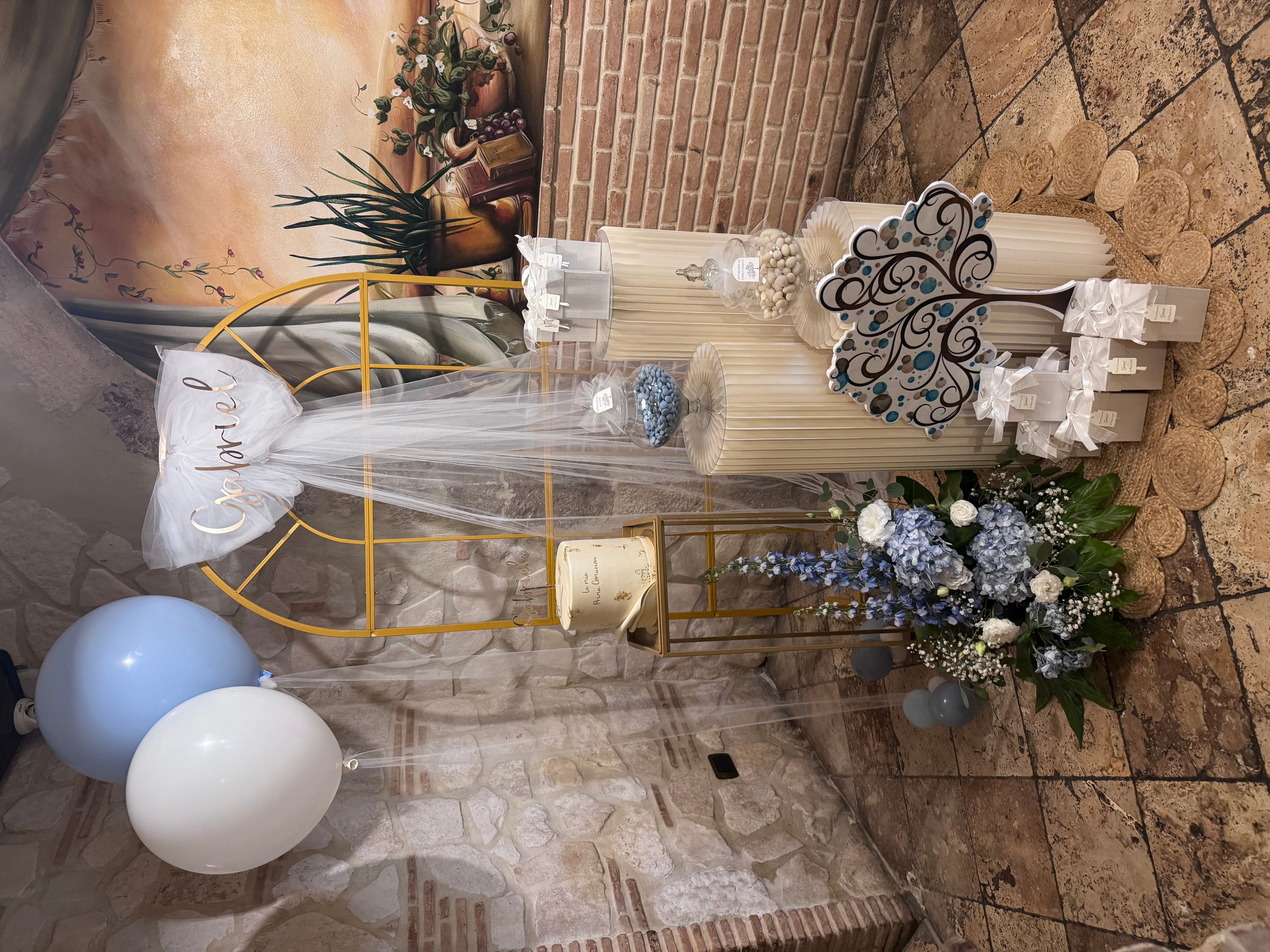 Allestimento Prima Comunione Bimbo Azzurro e Oro – Sweet Table Elegante con Arco, Confettata e Decorazioni Floreali