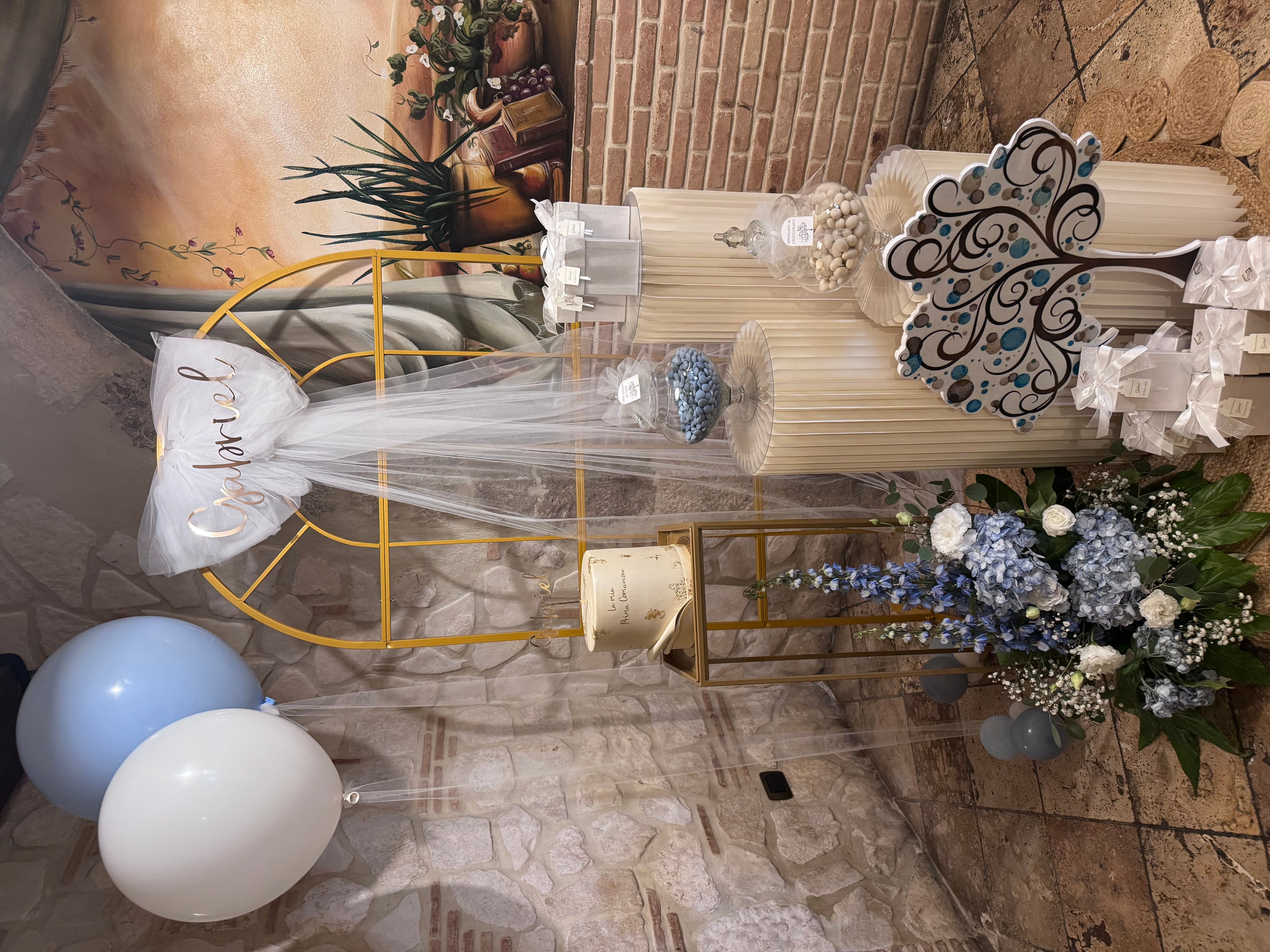 Allestimento Prima Comunione Bimbo Azzurro e Oro – Sweet Table Elegante con Arco, Confettata e Decorazioni Floreali