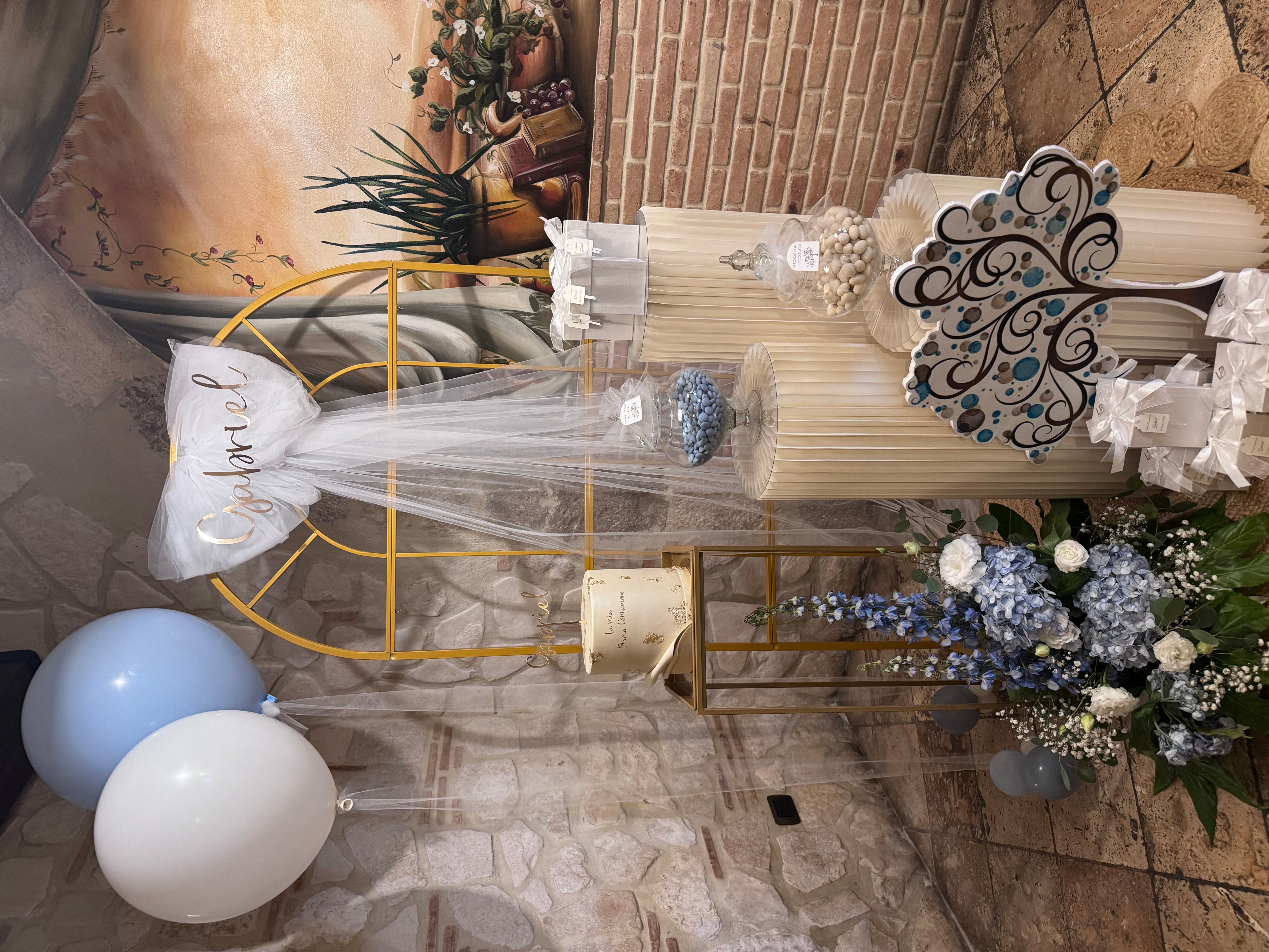 Allestimento Prima Comunione Bimbo Azzurro e Oro – Sweet Table Elegante con Arco, Confettata e Decorazioni Floreali