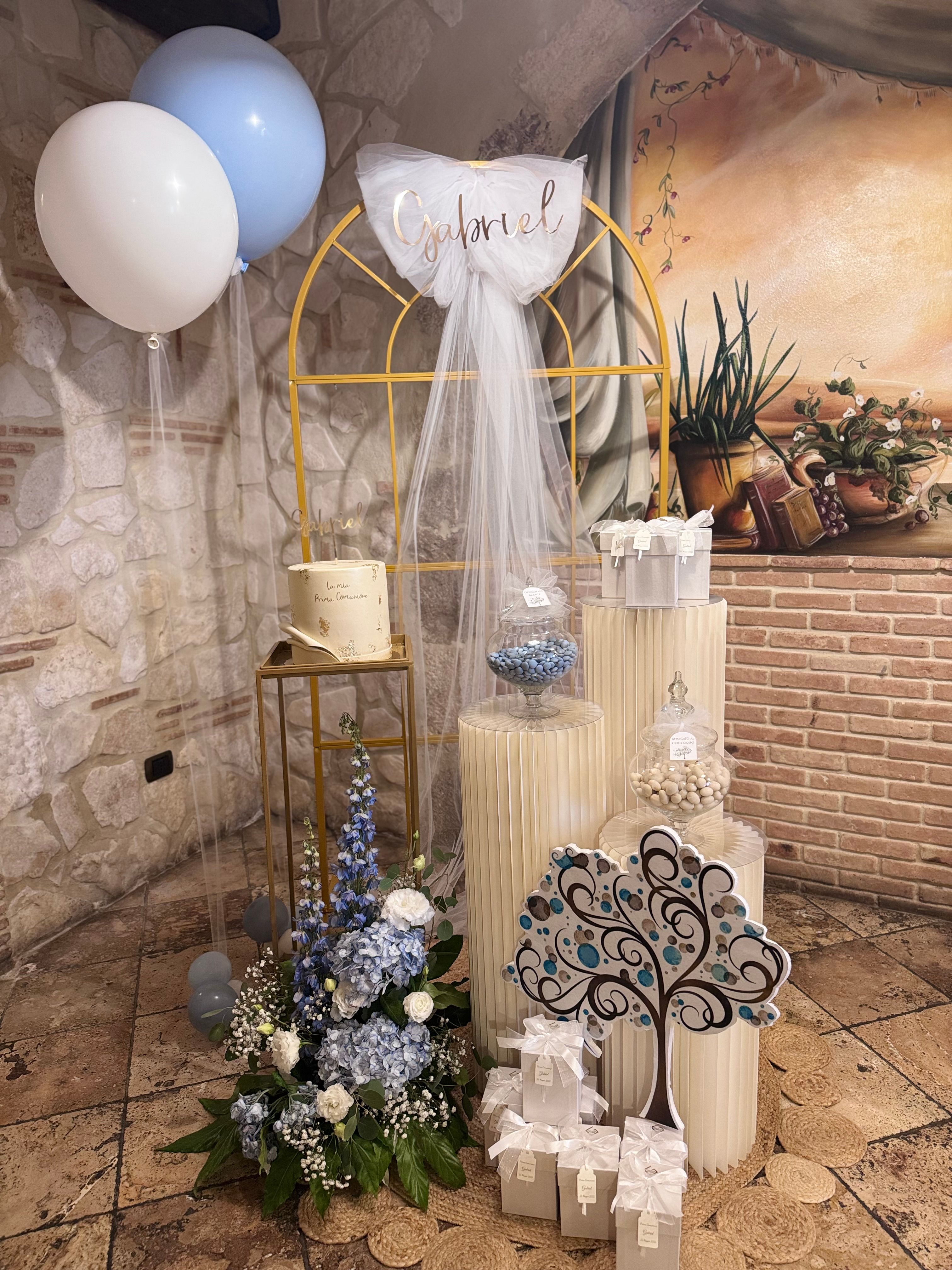 Allestimento Prima Comunione Bimbo Azzurro e Oro – Sweet Table Elegante con Arco, Confettata e Decorazioni Floreali