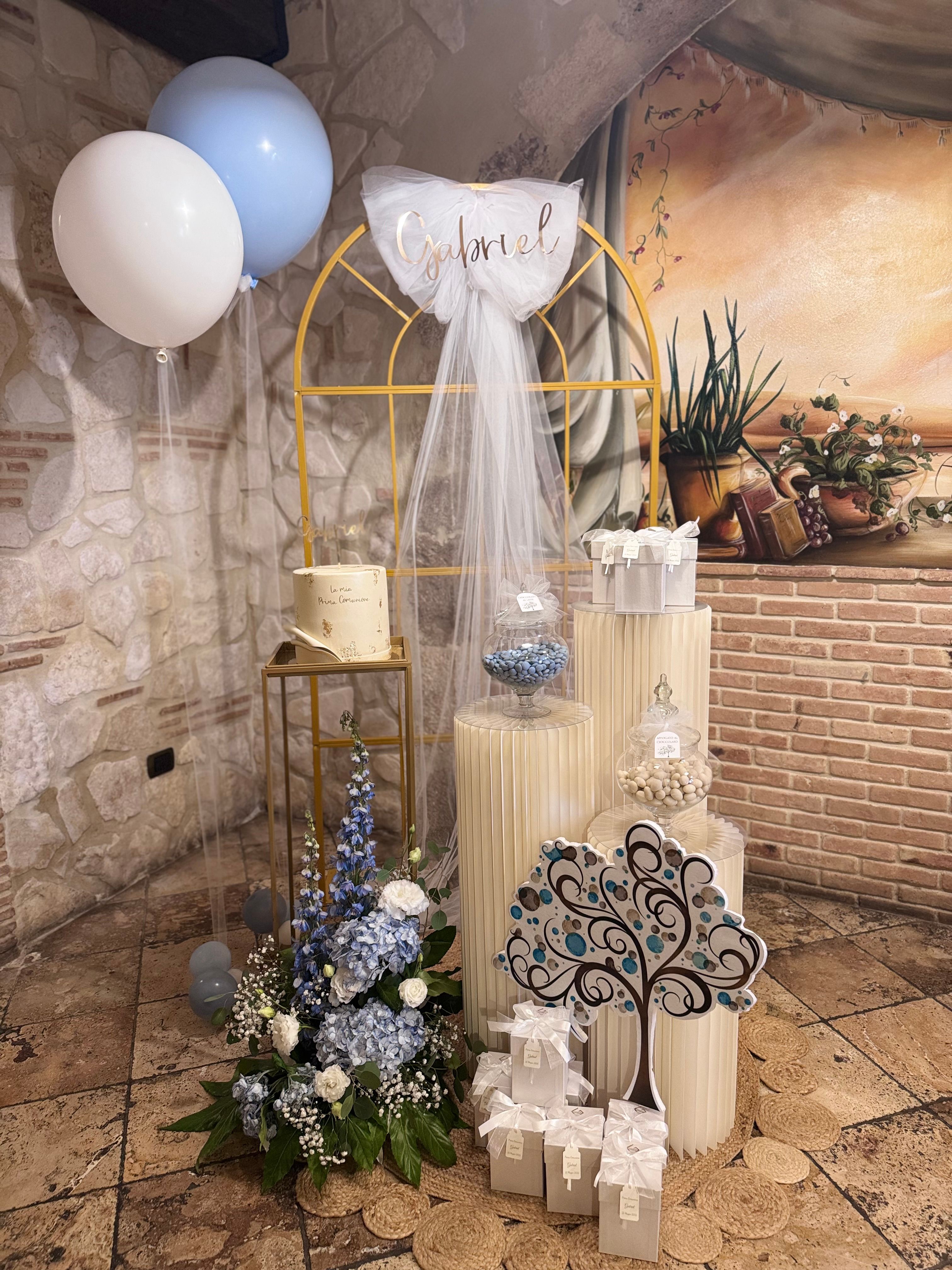 Allestimento Prima Comunione Bimbo Azzurro e Oro – Sweet Table Elegante con Arco, Confettata e Decorazioni Floreali