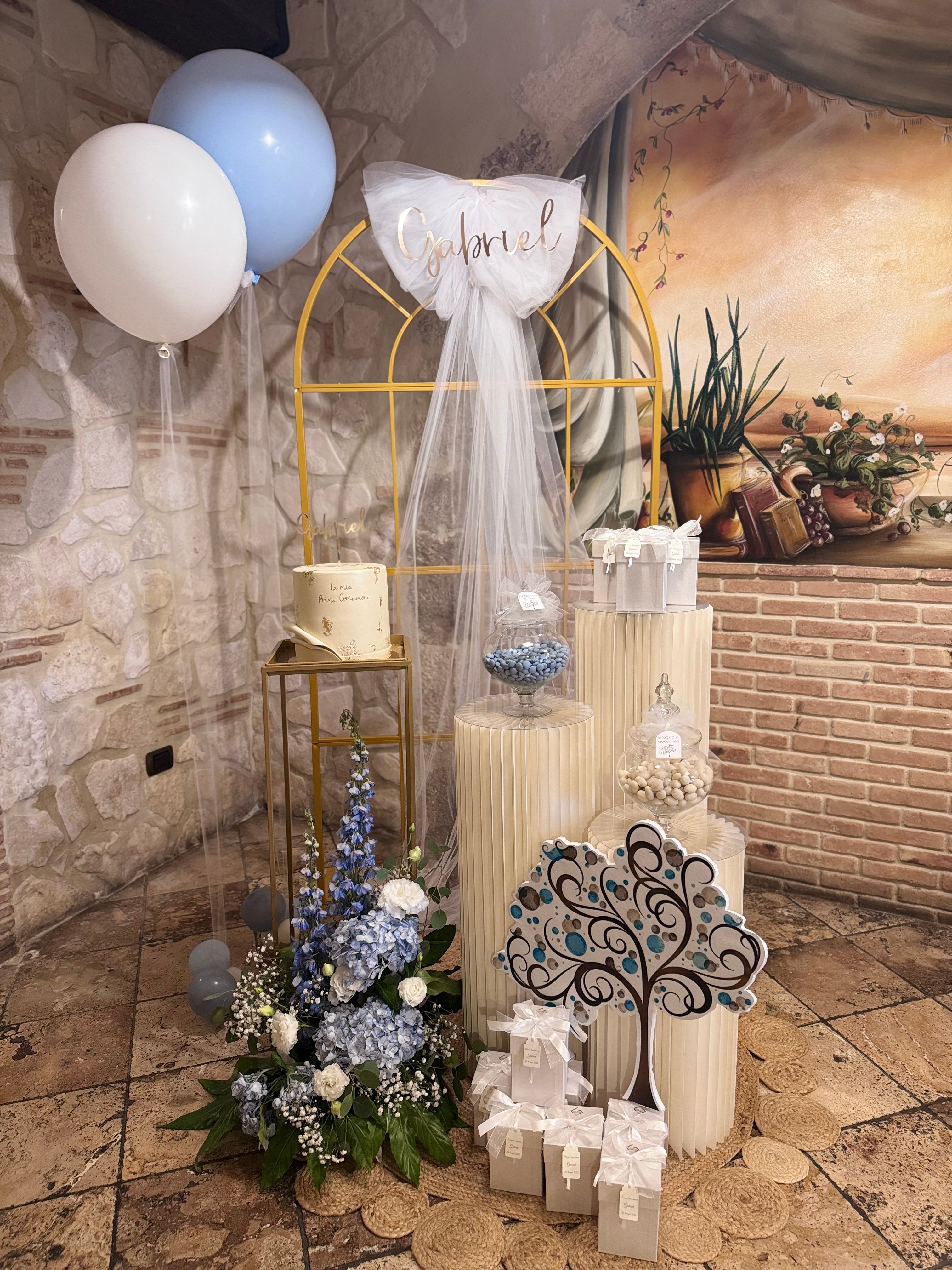 Allestimento Prima Comunione Bimbo Azzurro e Oro – Sweet Table Elegante con Arco, Confettata e Decorazioni Floreali