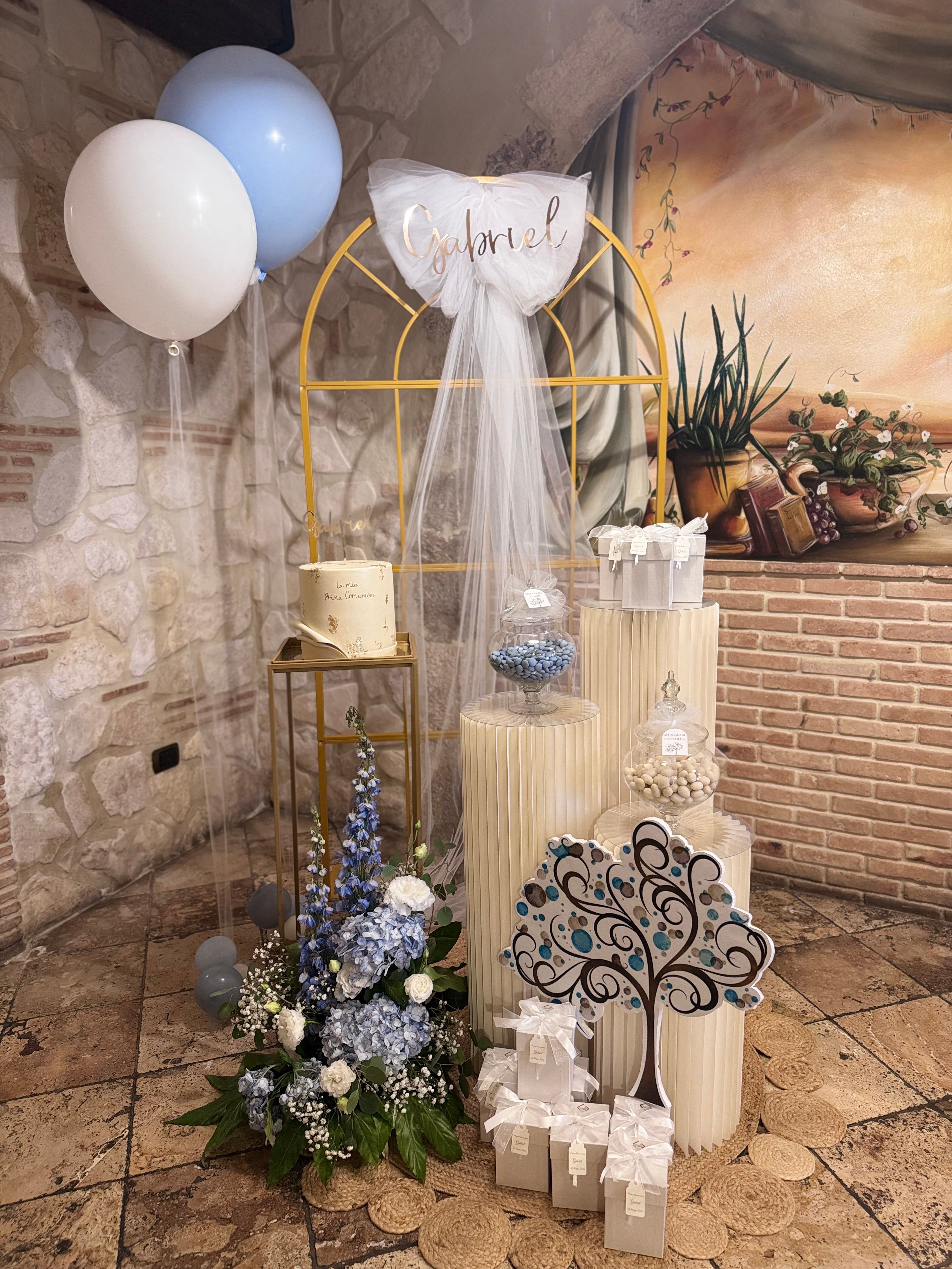 Allestimento Prima Comunione Bimbo Azzurro e Oro – Sweet Table Elegante con Arco, Confettata e Decorazioni Floreali