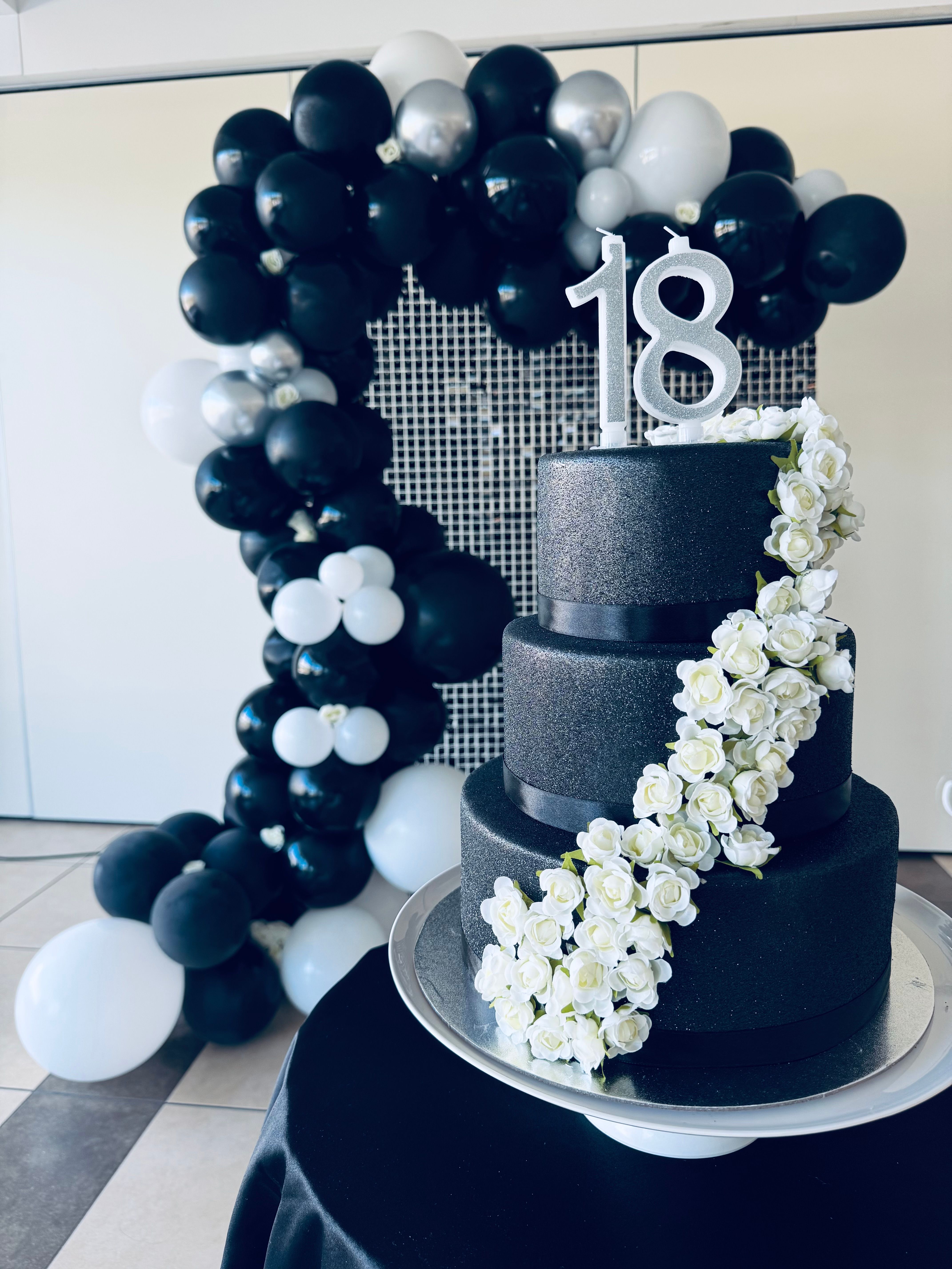 Allestimento elegante per 18 anni in stile black & white luxury parete shimmer nera