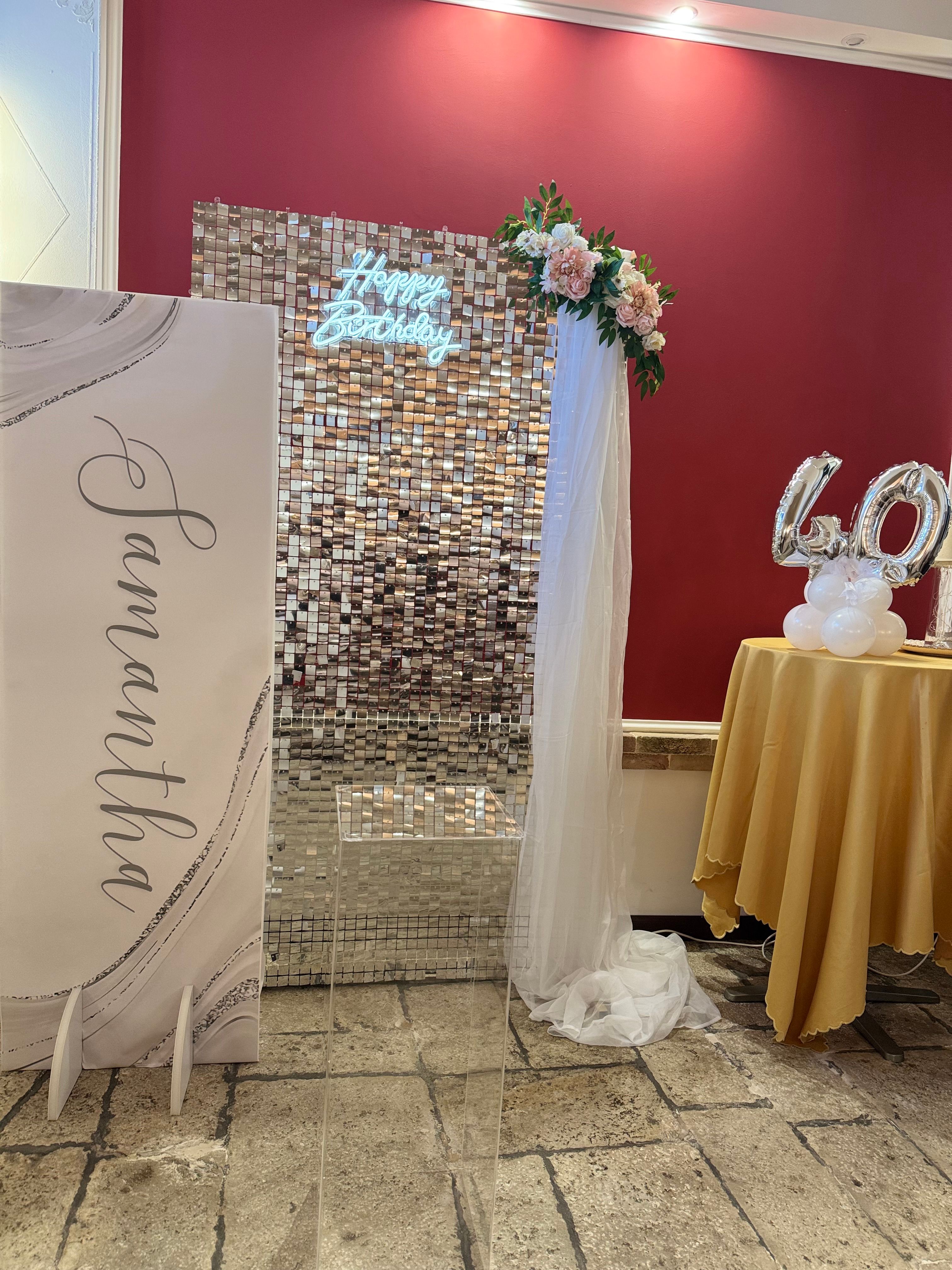 Allestimento elegante per 40 anni in stile luxury gold & white