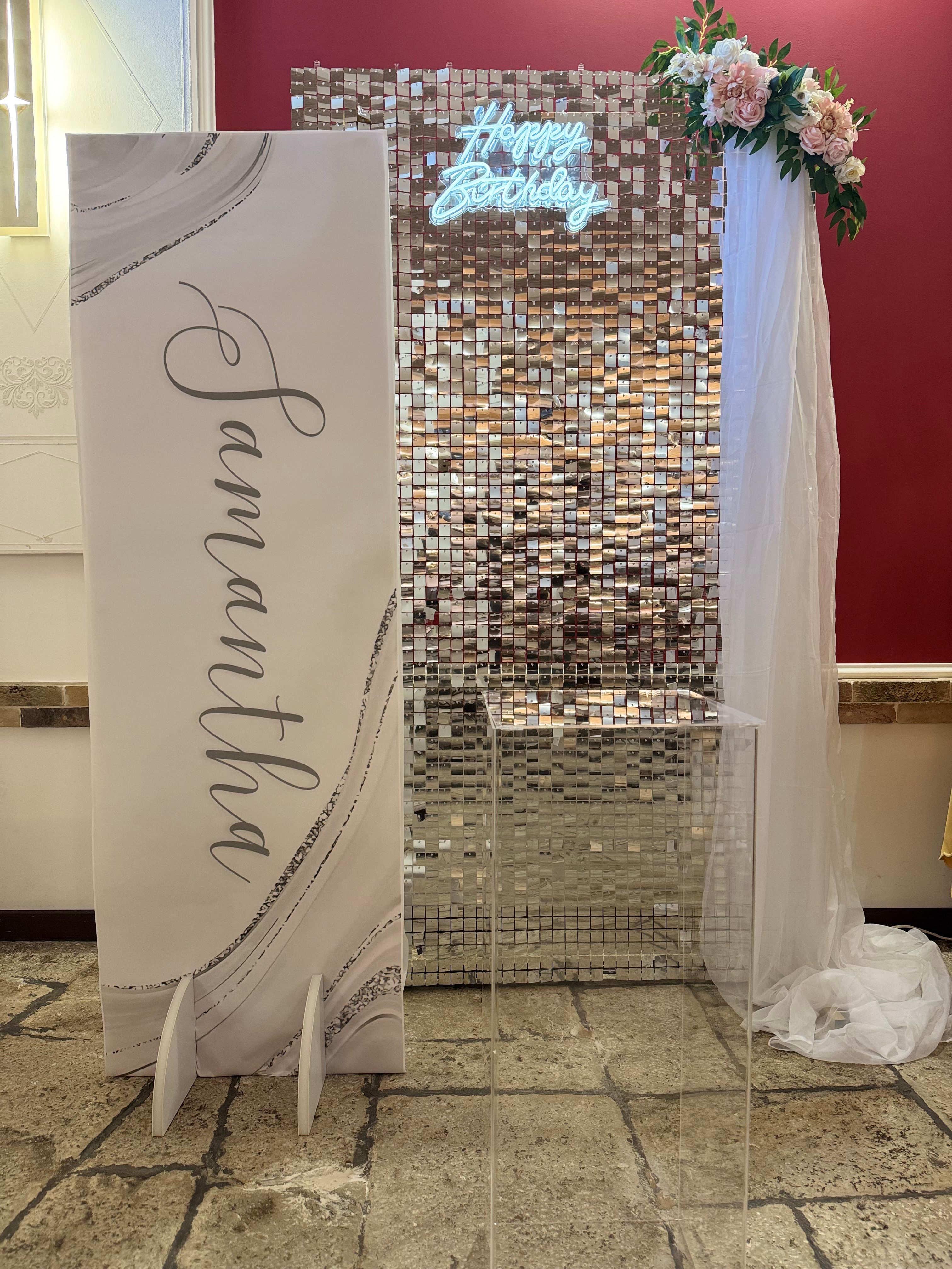 Allestimento elegante per 40 anni in stile luxury gold & white