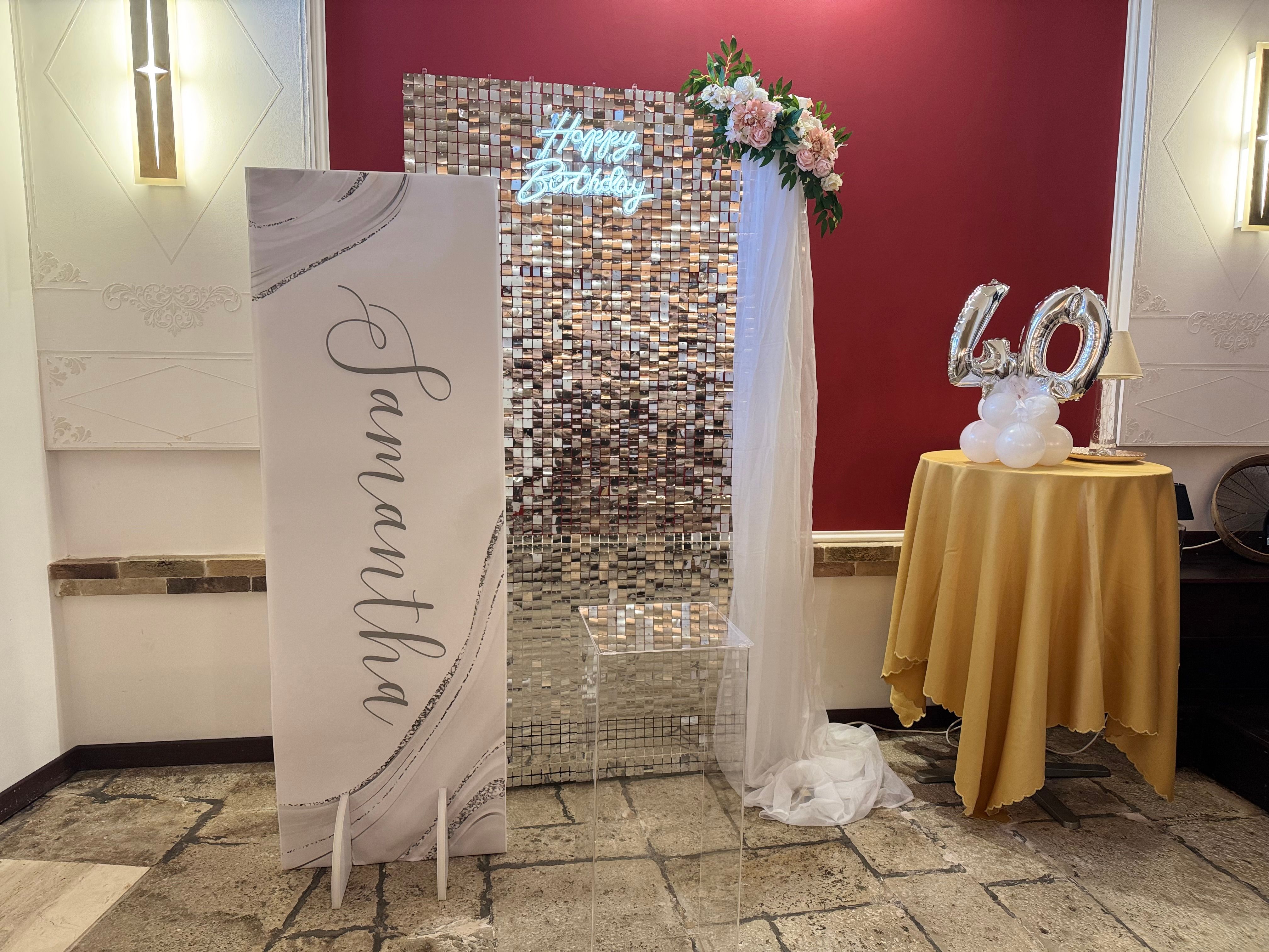 Allestimento elegante per 40 anni in stile luxury gold & white