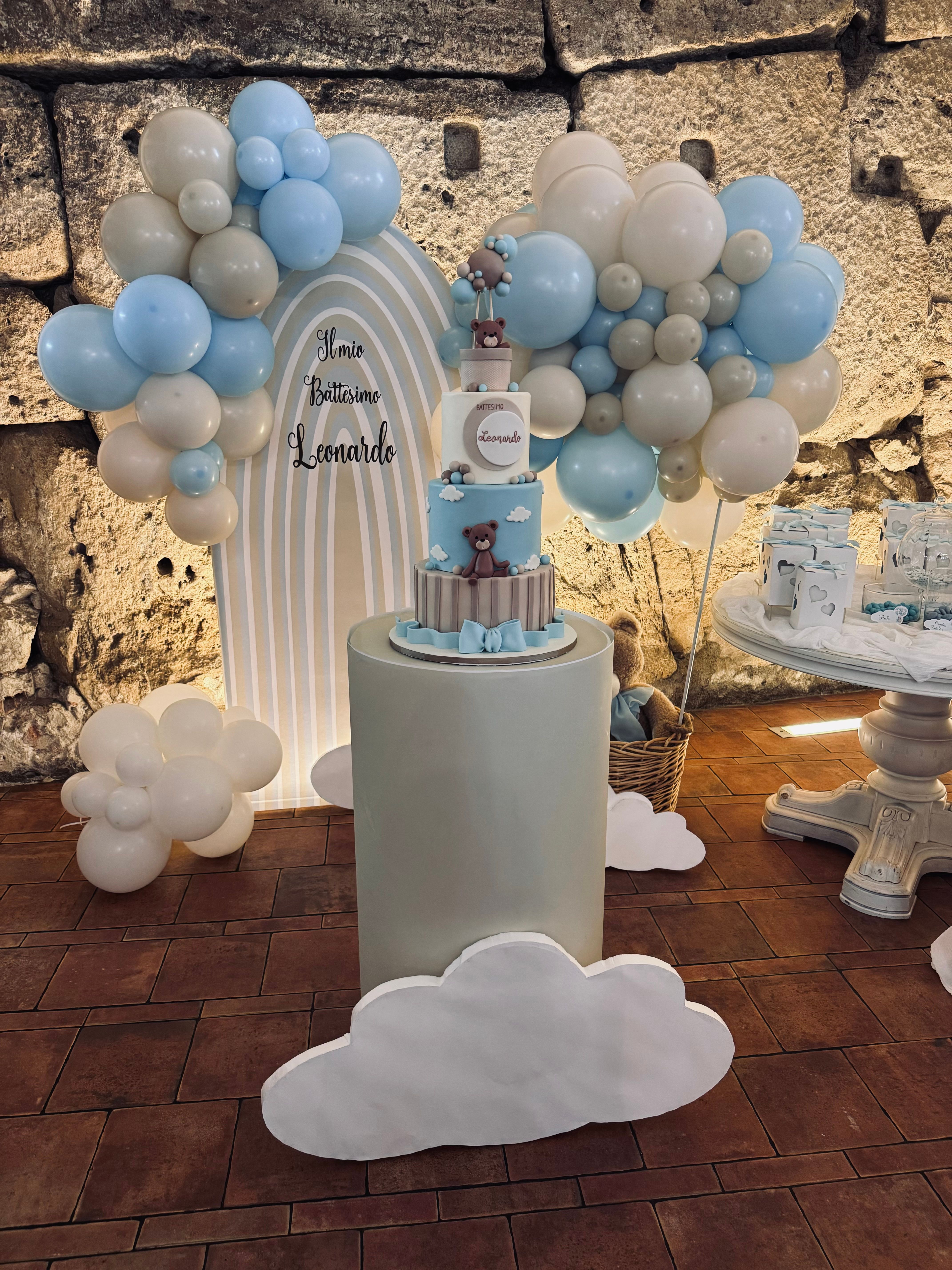 Allestimento Battesimo Elegante con Balloon Arch Pastello e Torta Tema Orsetto