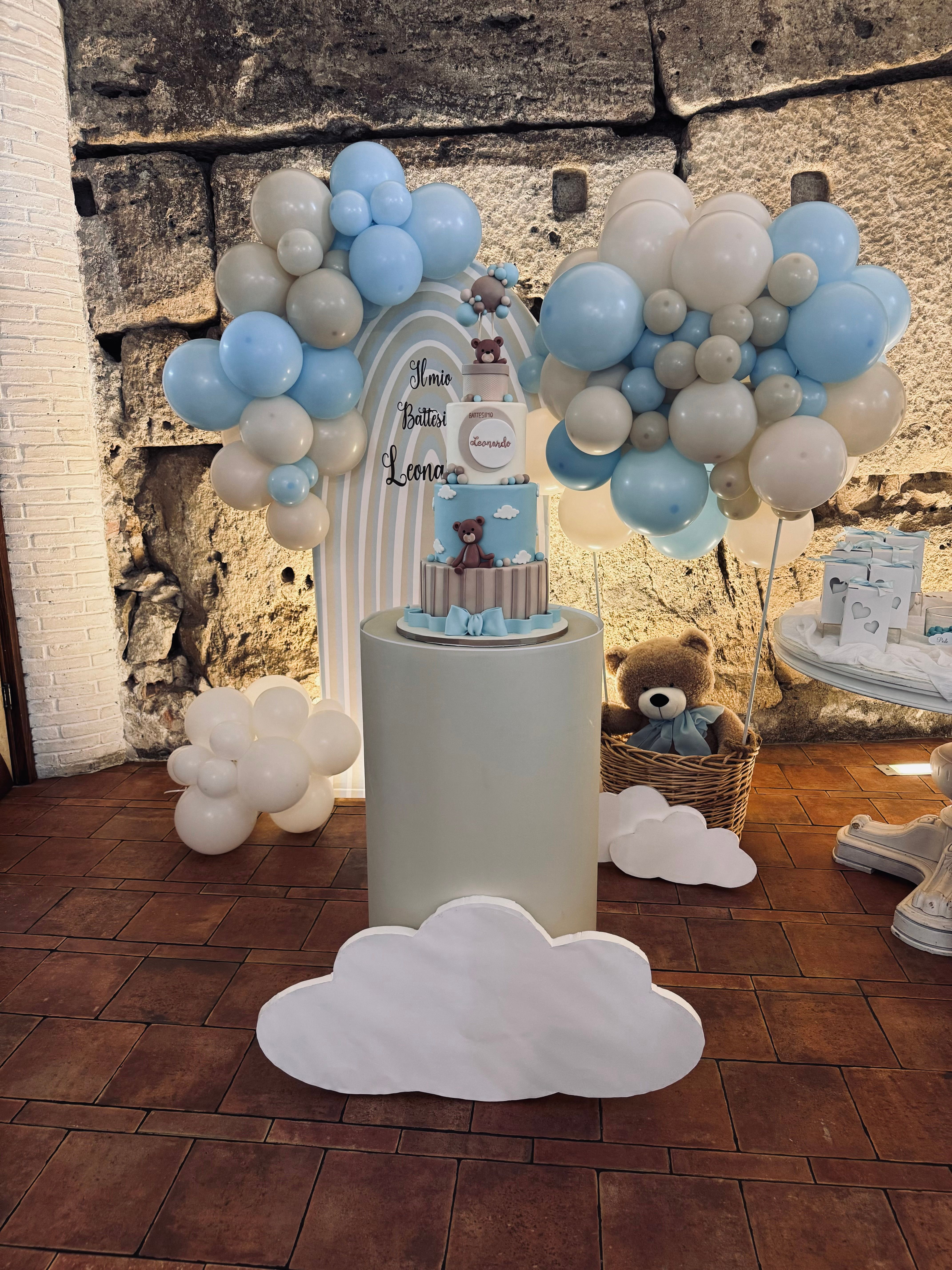 Allestimento Battesimo Elegante con Balloon Arch Pastello e Torta Tema Orsetto