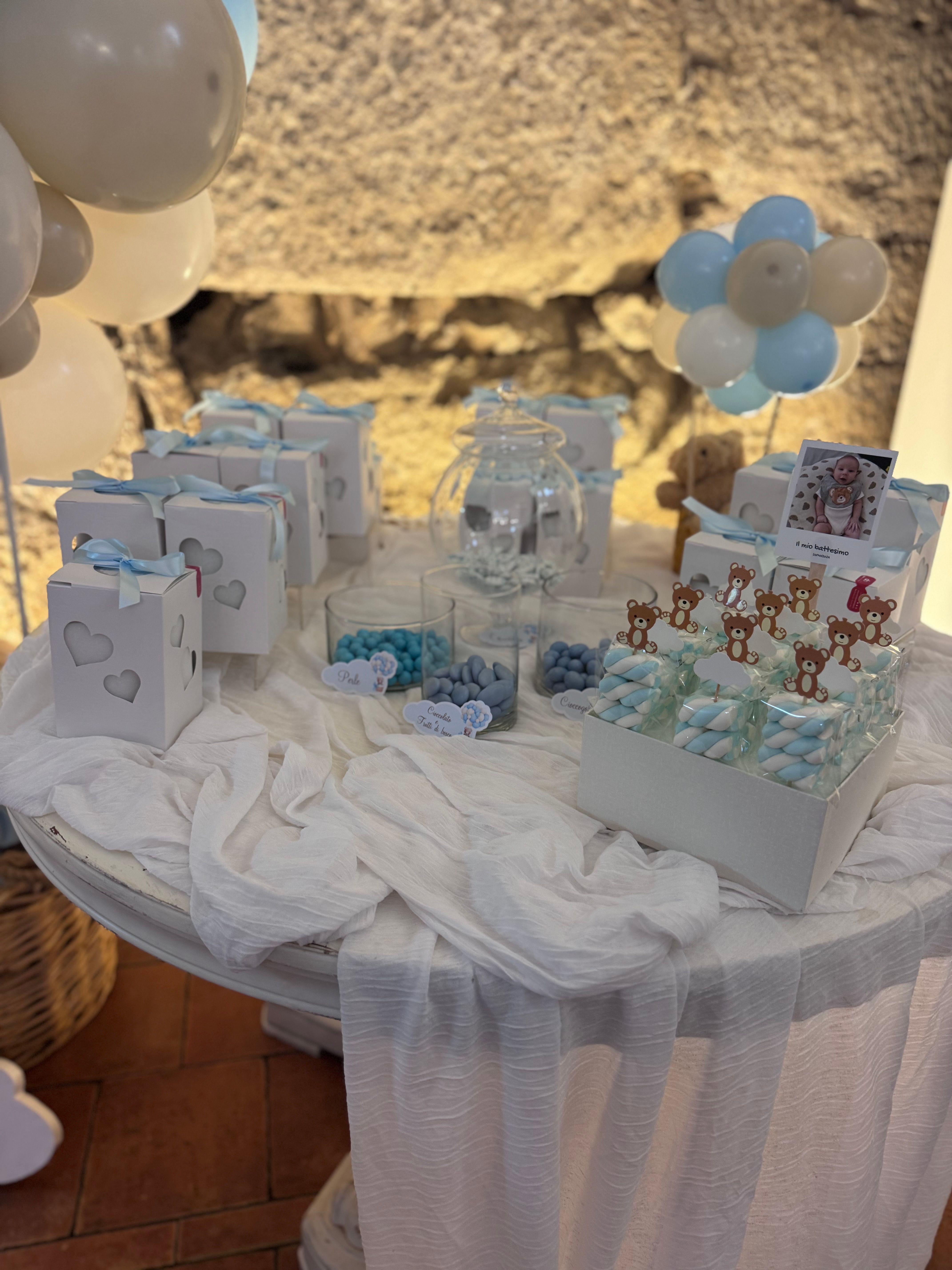 Allestimento Battesimo Elegante con Balloon Arch Pastello e Torta Tema Orsetto