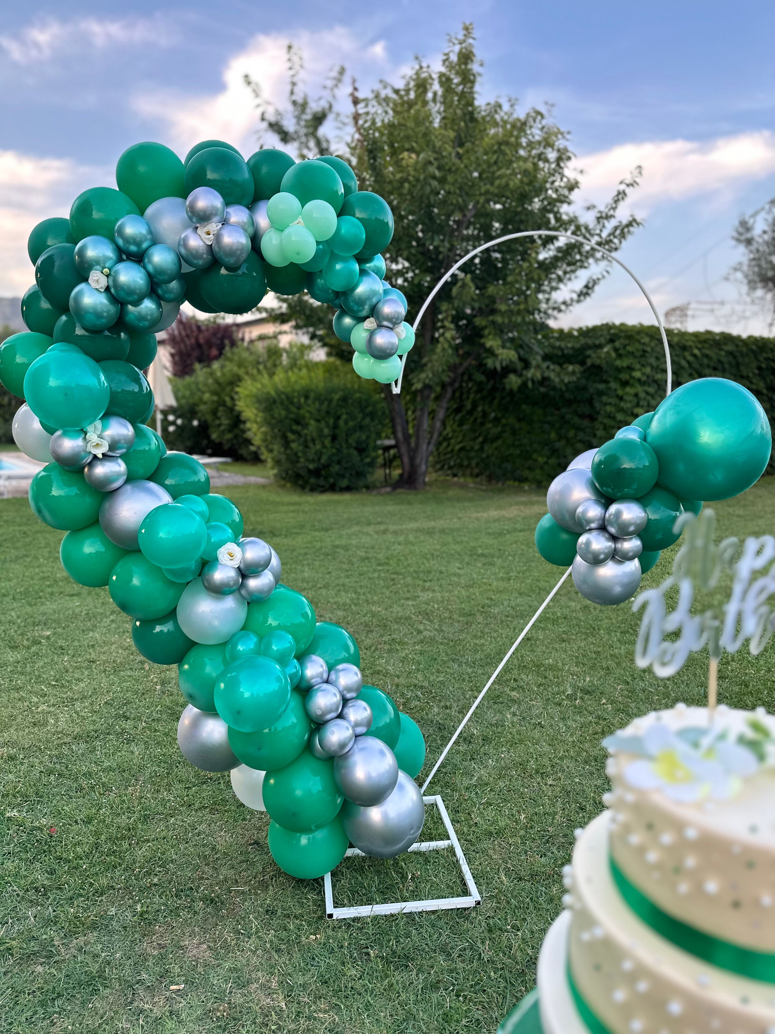 Allestimento 18 Anni Verde Smeraldo – Balloon Arch Elegante con Numero e Cake Table Outdoor