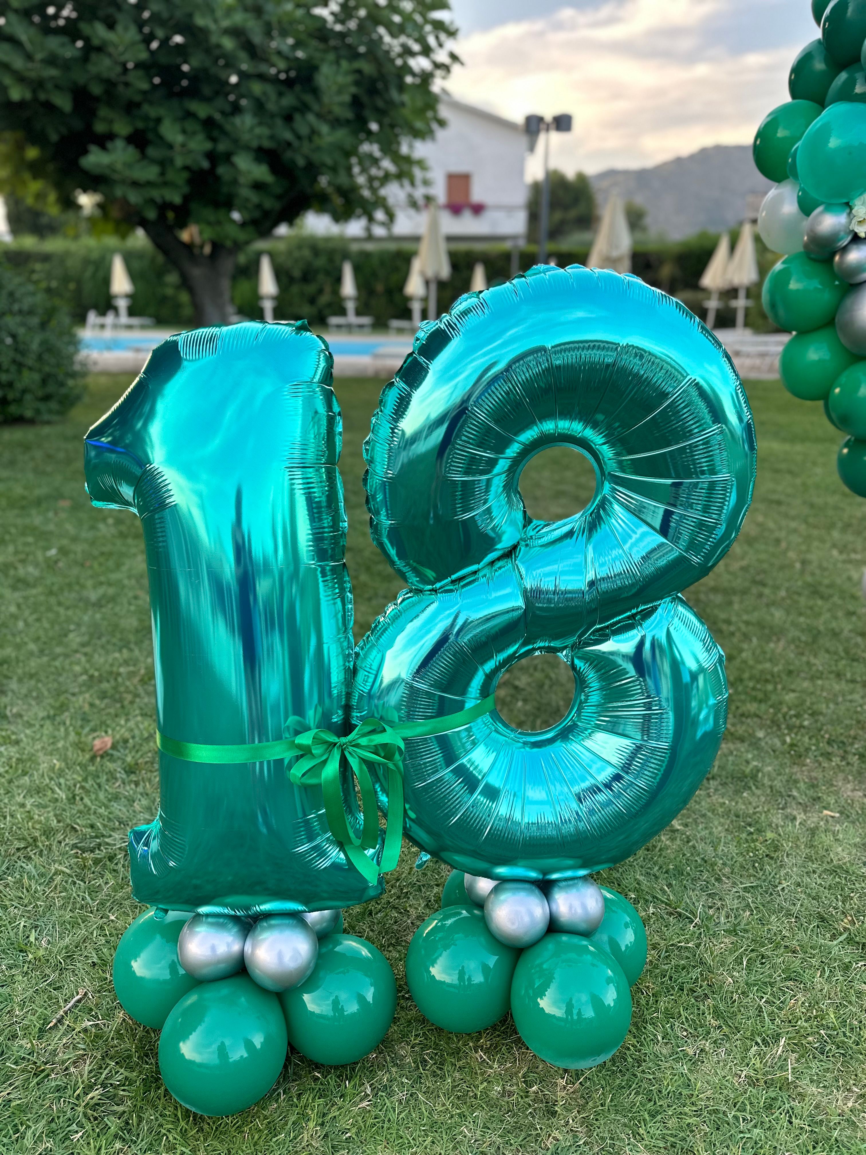 Allestimento 18 Anni Verde Smeraldo – Balloon Arch Elegante con Numero e Cake Table Outdoor