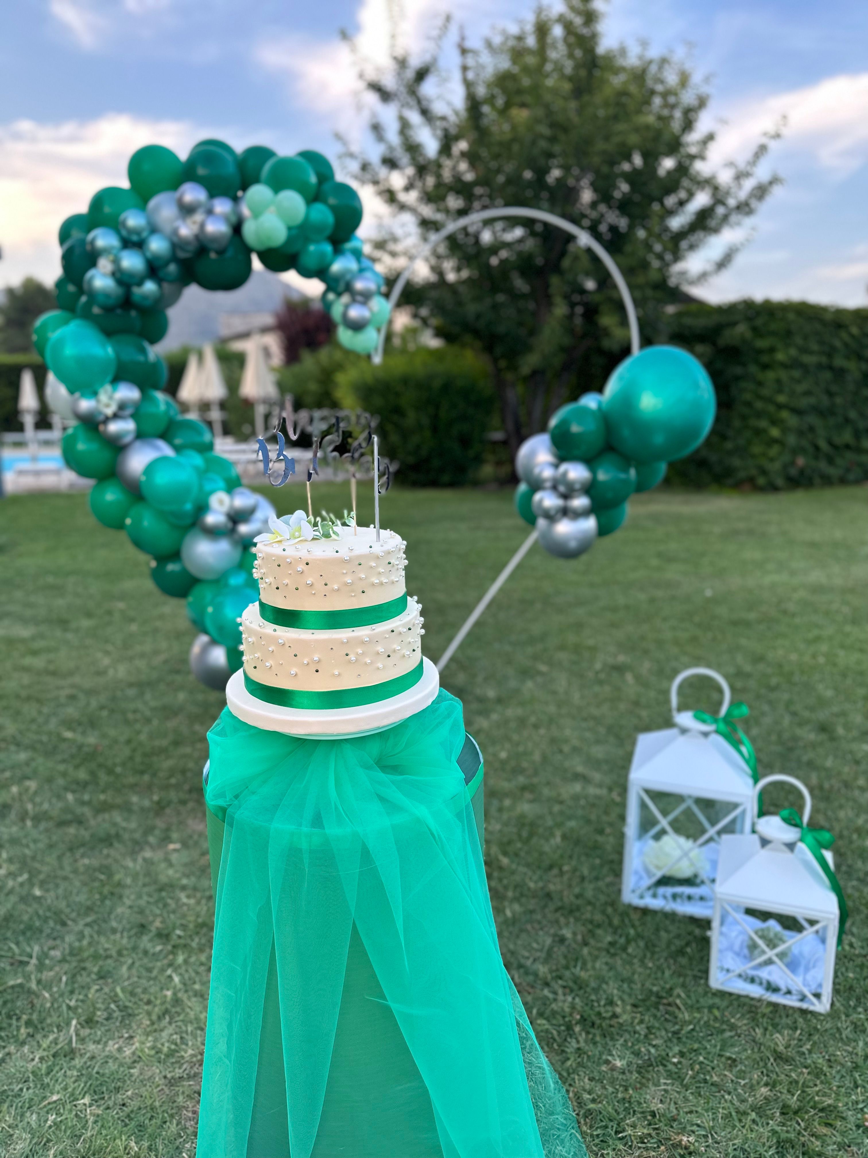 Allestimento 18 Anni Verde Smeraldo – Balloon Arch Elegante con Numero e Cake Table Outdoor