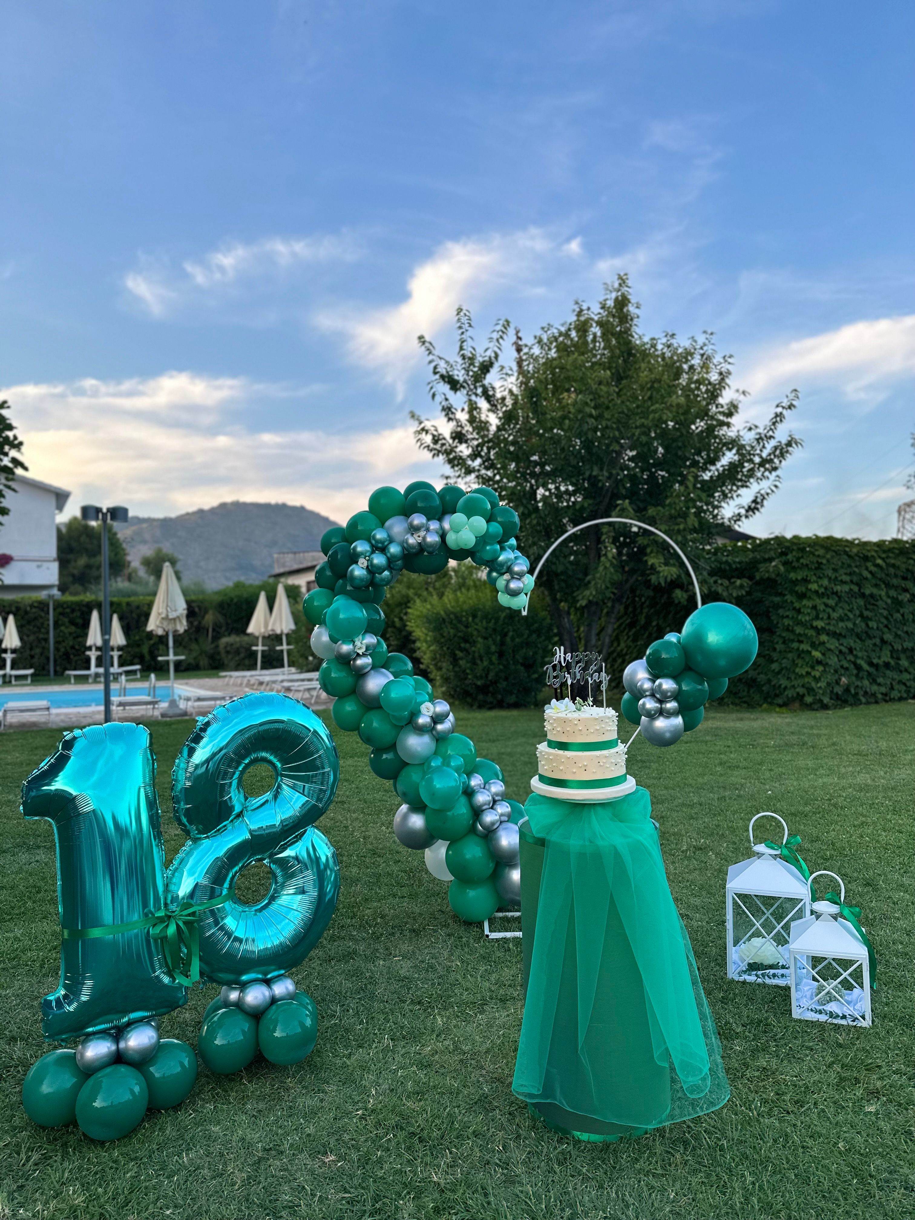 Allestimento 18 Anni Verde Smeraldo – Balloon Arch Elegante con Numero e Cake Table Outdoor