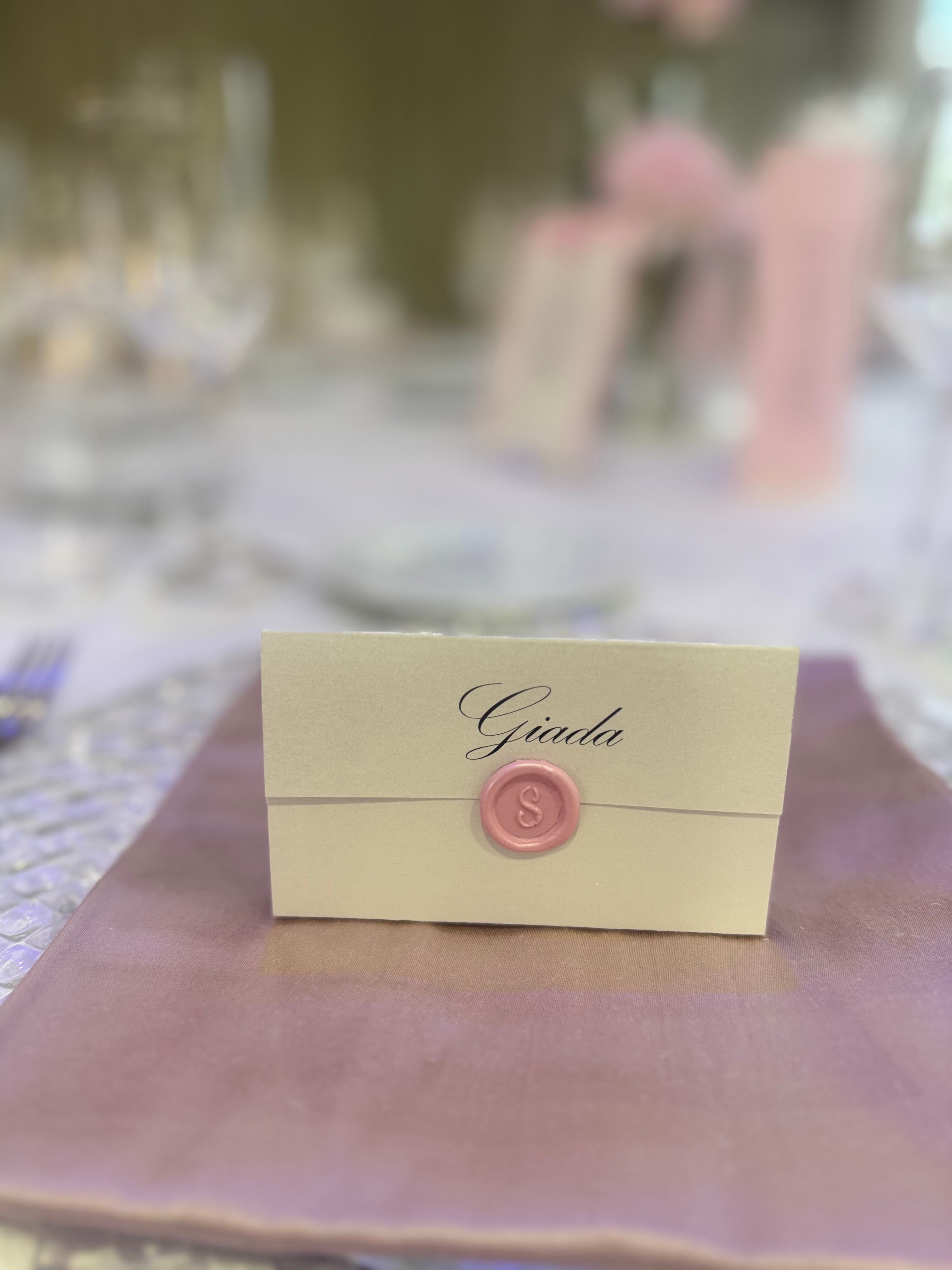 18 anni Allestimento 18 Anni Elegante Total White con Fiori Giganti, Tavolo Imperiale Rosa Cipria e Numero LED