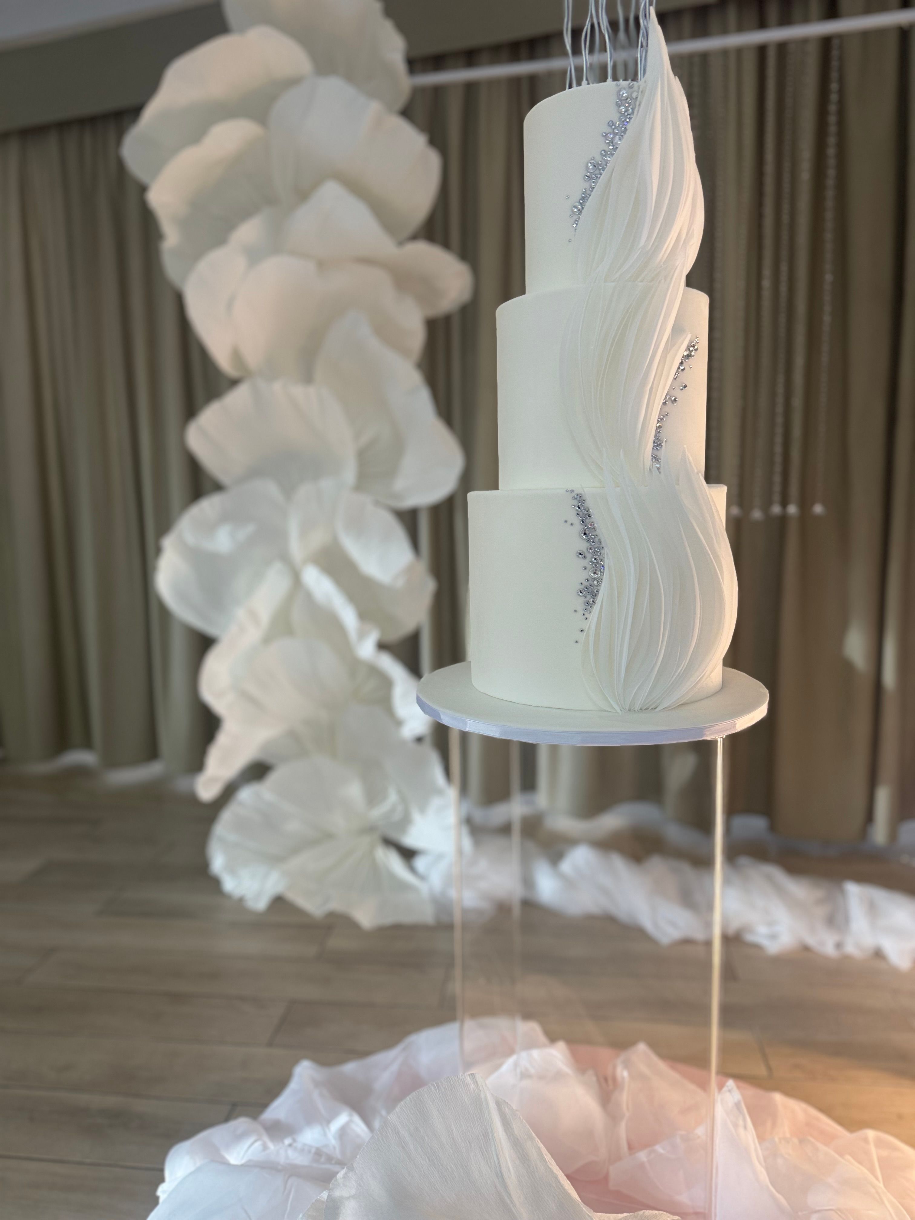 18 anni Allestimento 18 Anni Elegante Total White con Fiori Giganti, Tavolo Imperiale Rosa Cipria e Numero LED