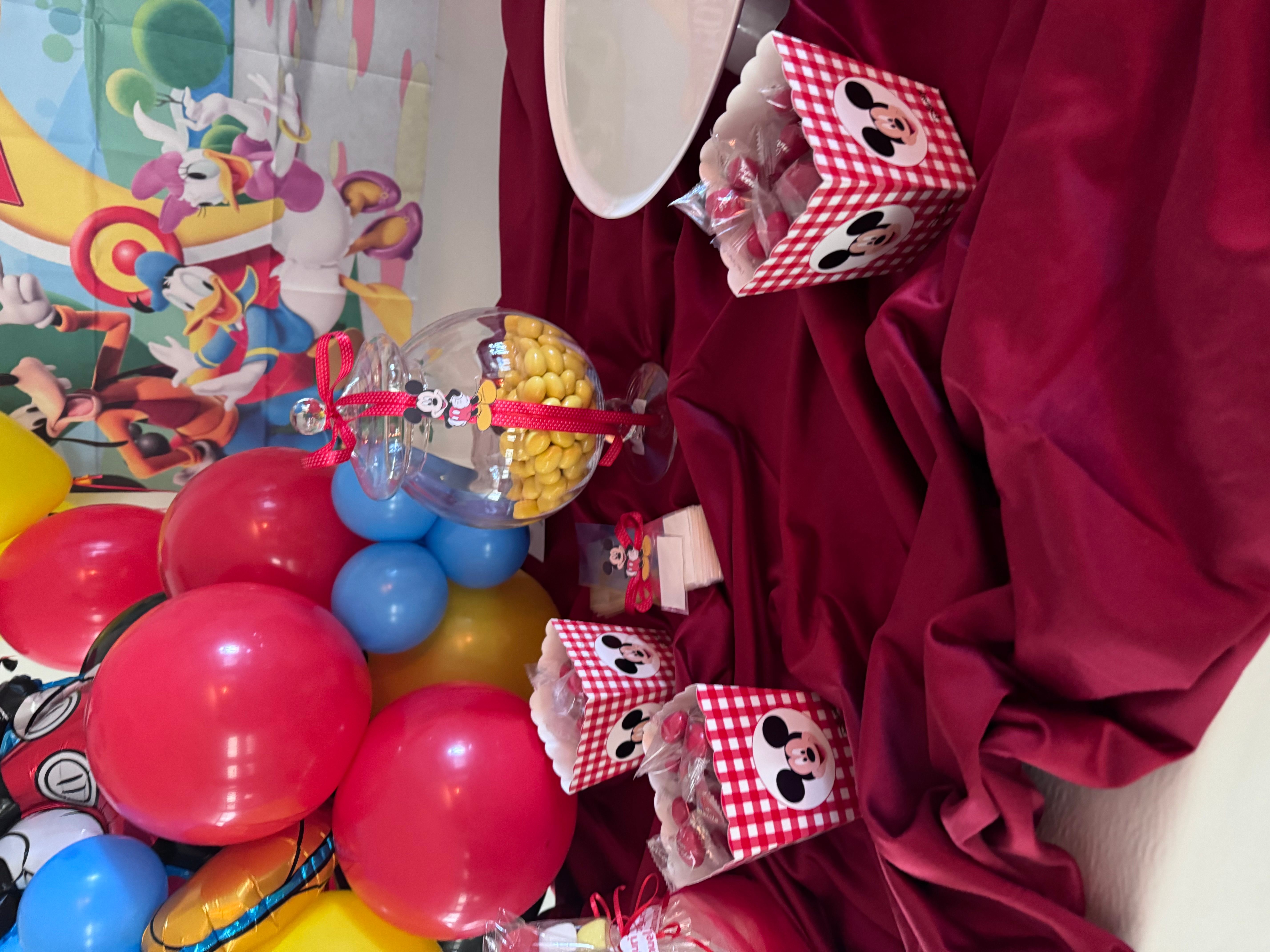 Allestimento Primo Compleanno Tema Topolino – Sweet Table Mickey Mouse con Balloon Art Colorata e Numero 1 Gigante